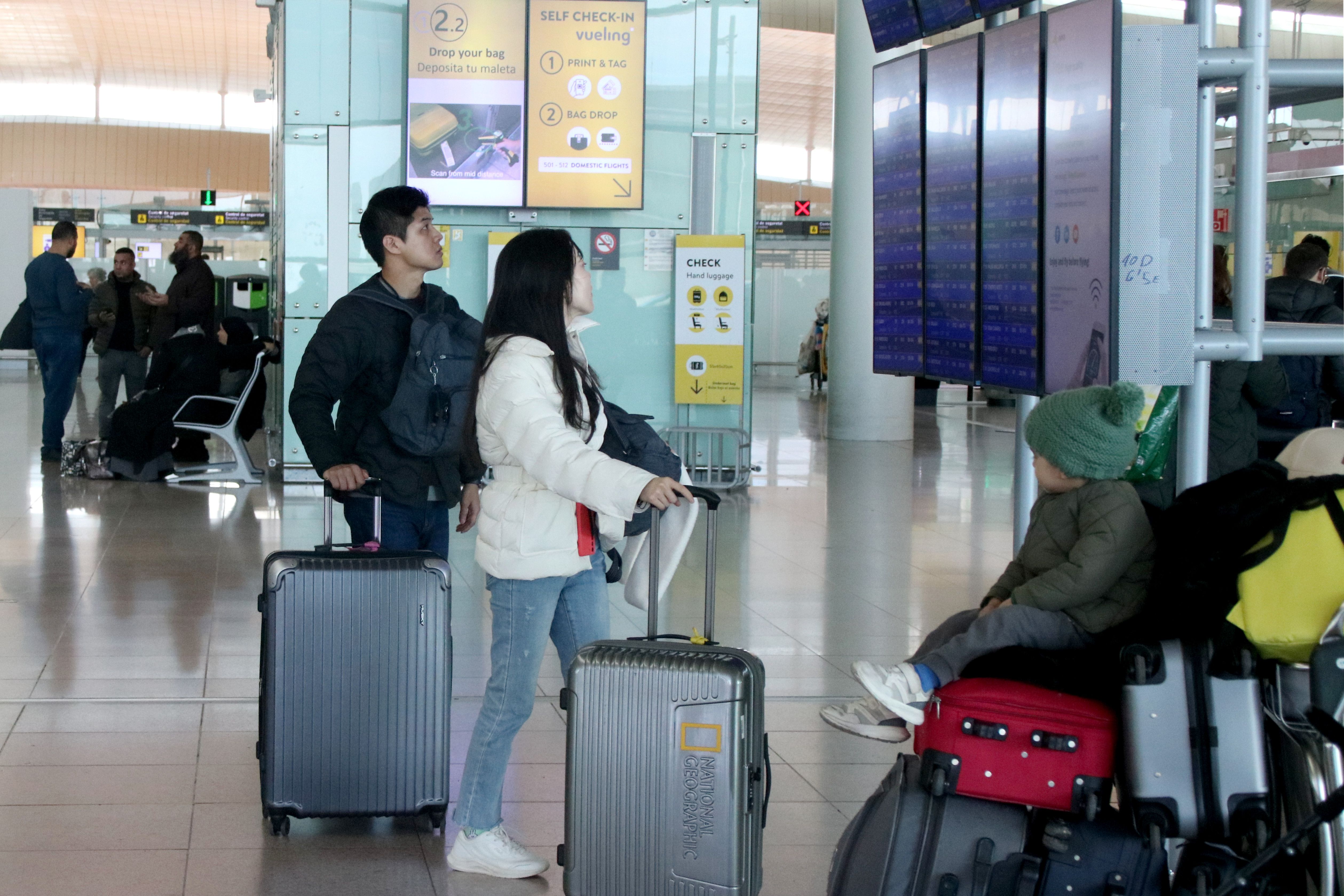 Usuaris consultant als panells informatius dels vols a la T1 de l'aeroport del Prat | ACN