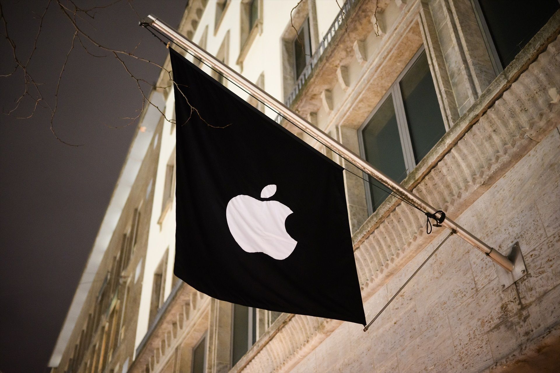 Una bandera con el logotipo de Apple cuelga frente a una Apple Store | EP