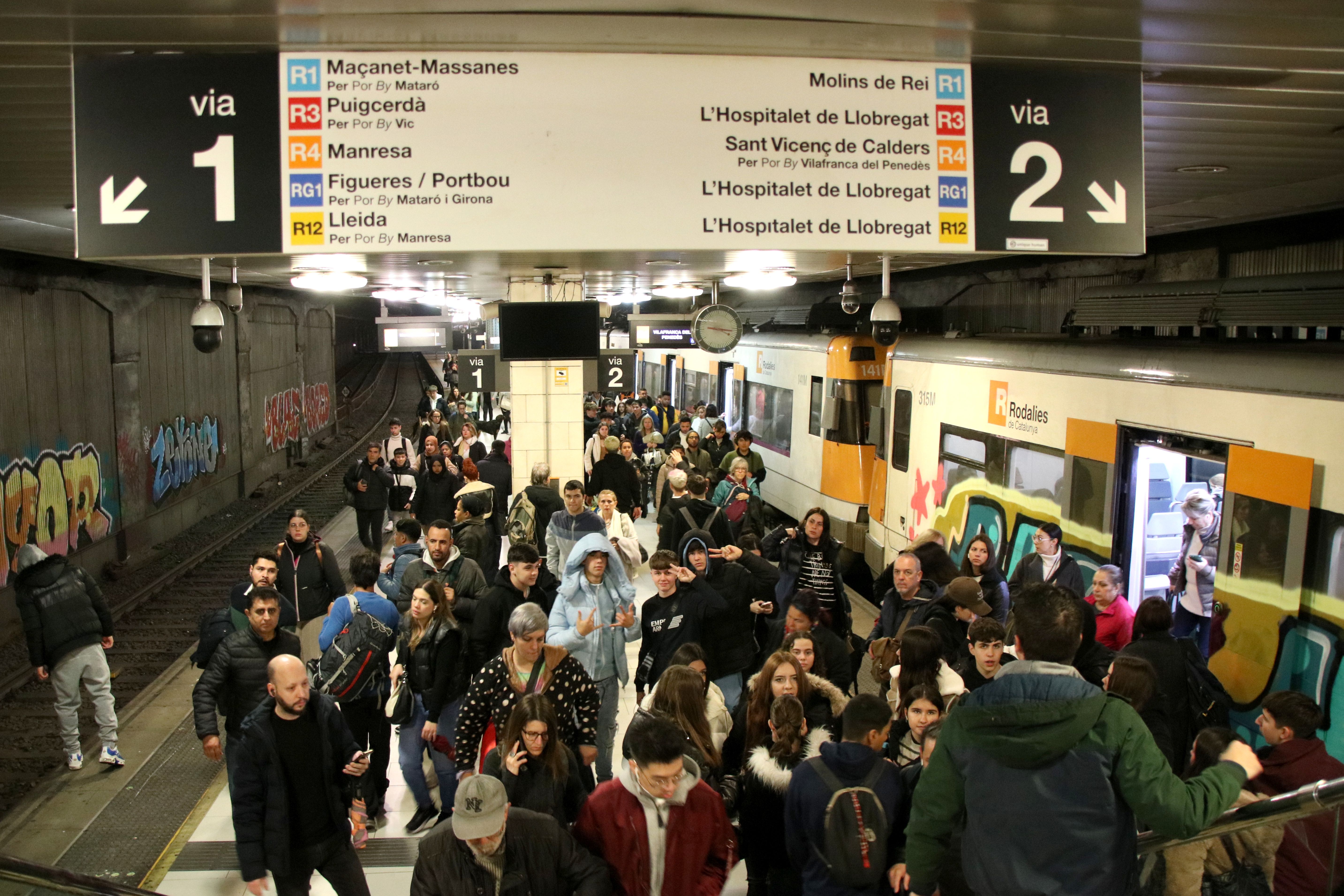 Interior de l'estació de Renfe a Plaça Catalunya | ACN