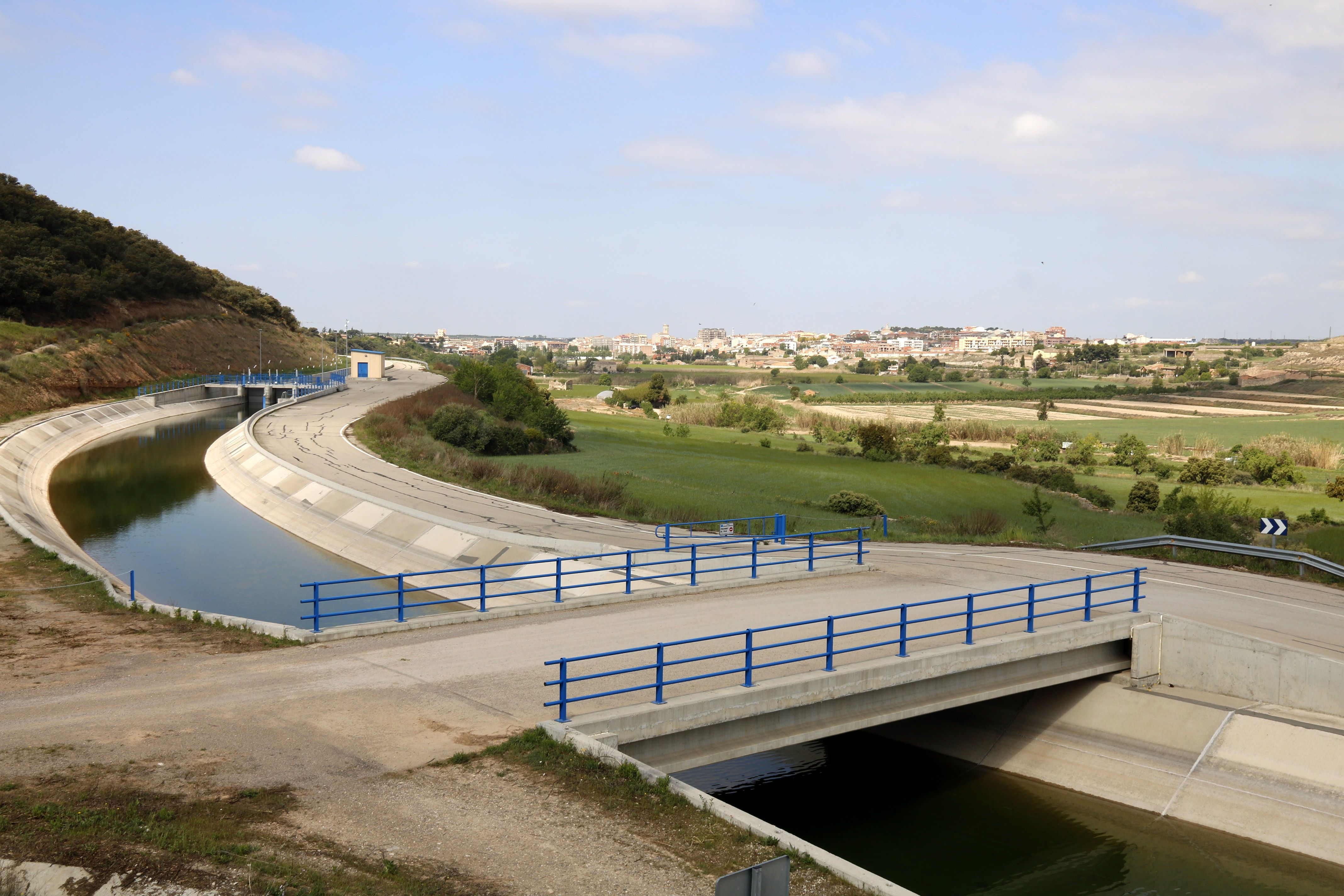 El canal Segarra-Garrigues a l'alçada del Talladell, i amb Tàrrega al fons | ACN