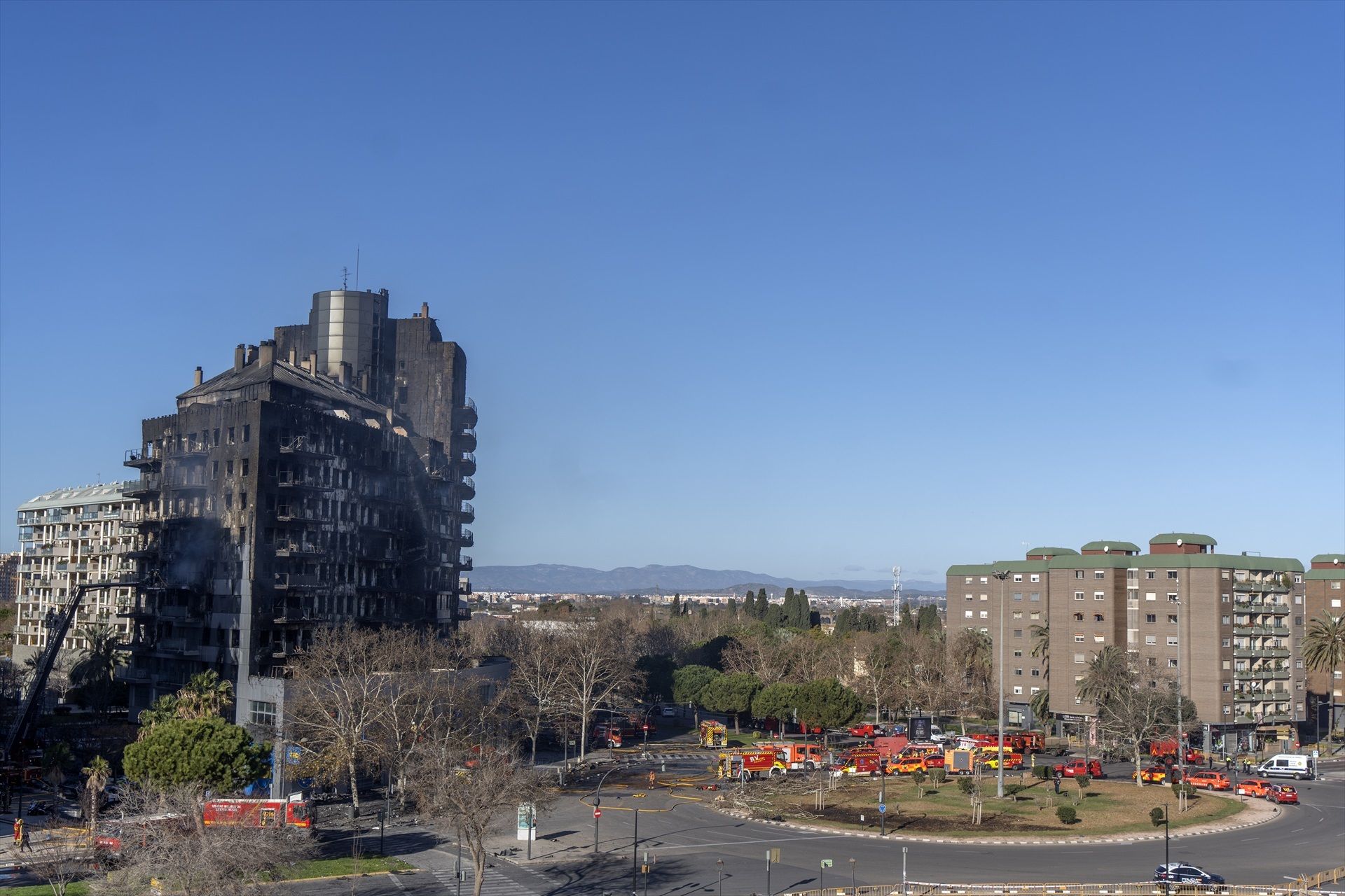 Un incendio de grandes dimensiones arrasó un edificio de 14 plantas en el barrio valenciano de Campana | EP