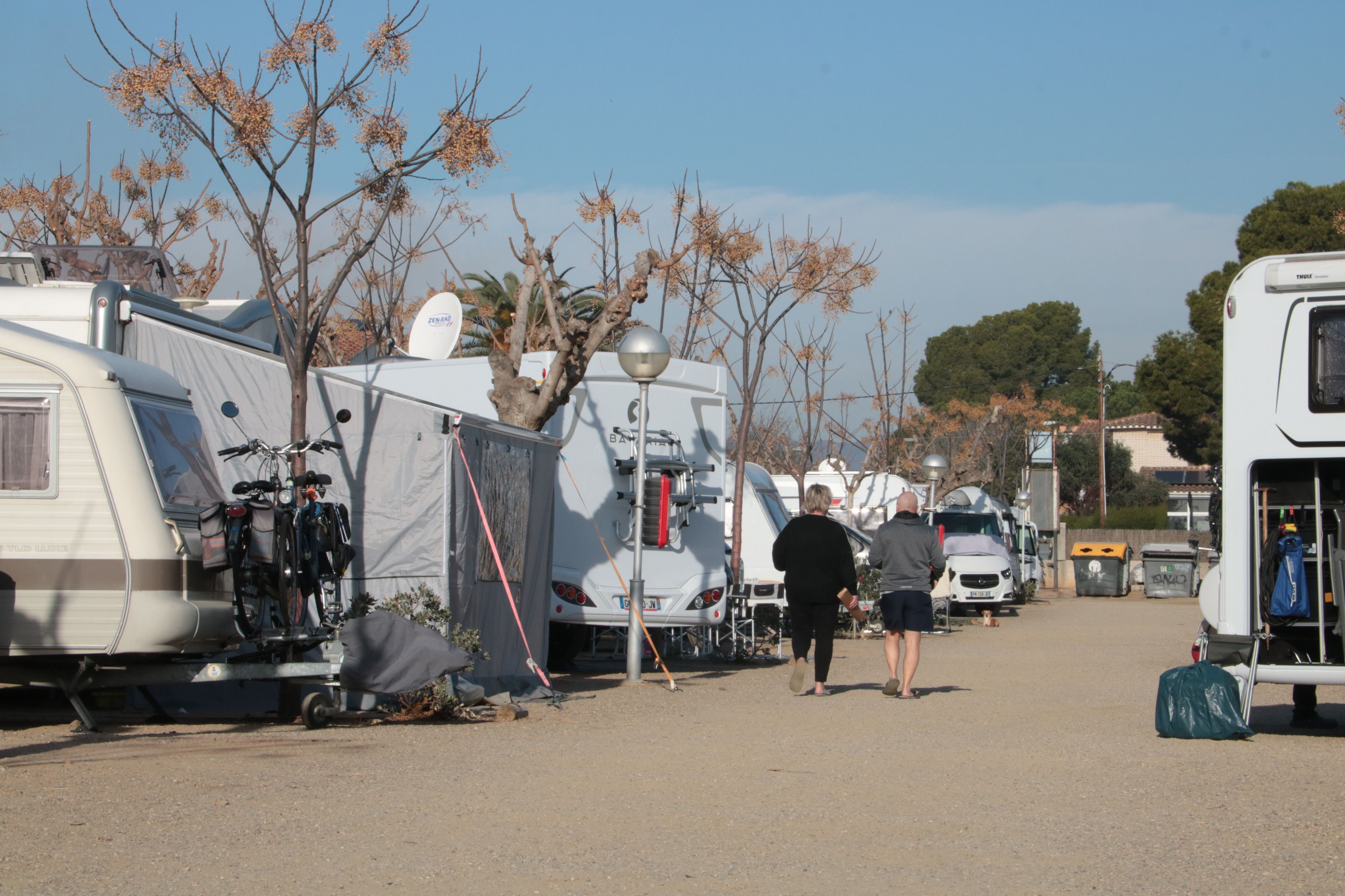 Dos personas pasean por el espacio de autocaravanas de un camping de Cambrils | ACN