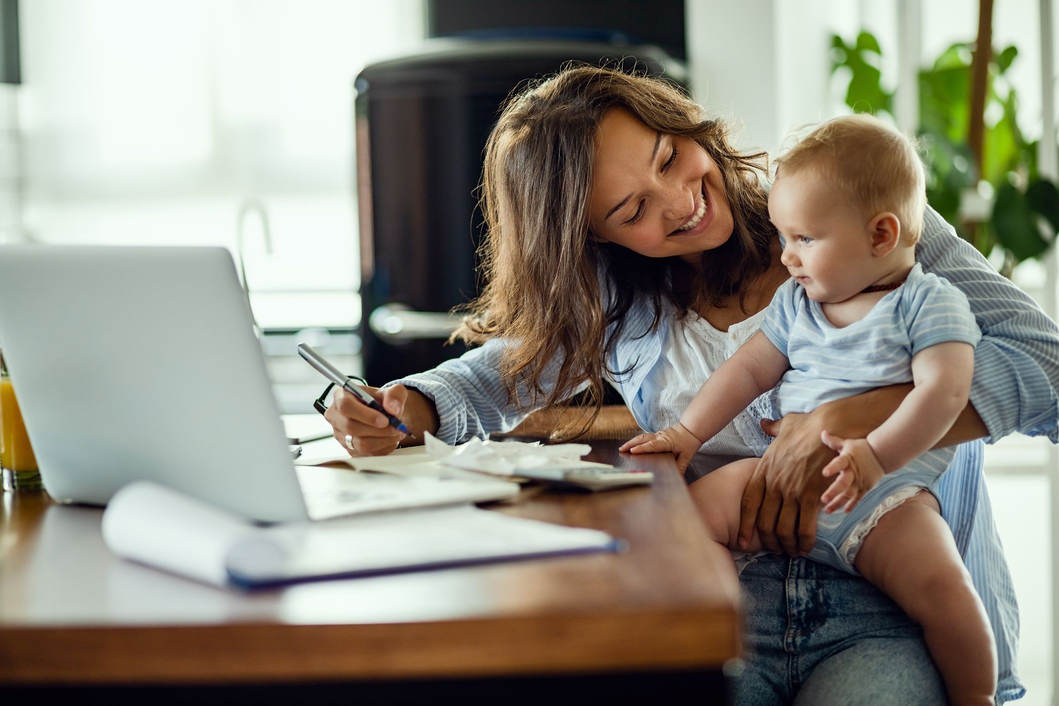 La paritat laboral es desdibuixa a la xifra de sol·licituds de cures familiars | iStock