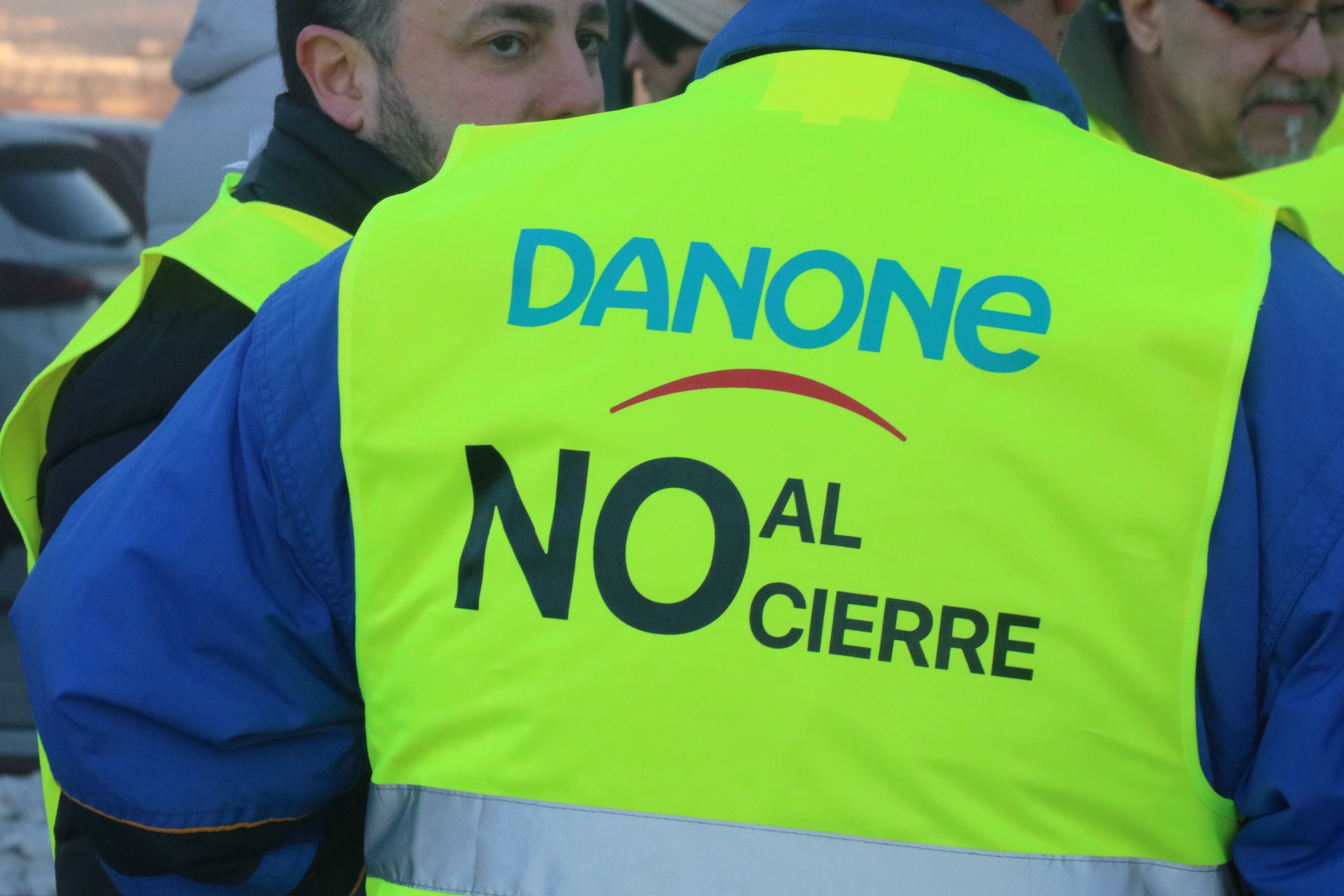 Detalle del chaleco de un trabajador de Danone contra el cierre de la fábrica de Parets del Vallès | ACN