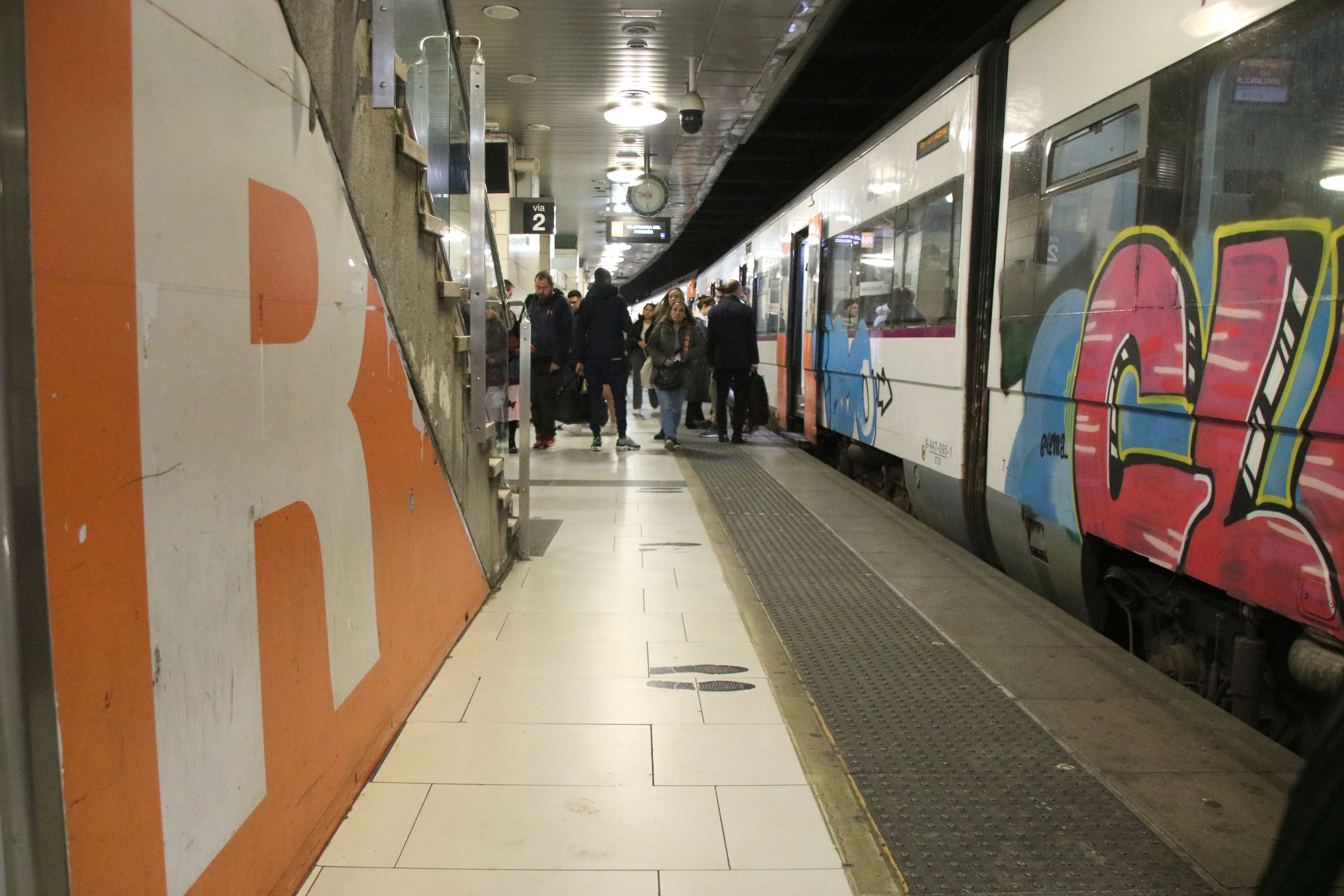 Un tren arribant a l'estació de Rodalies de plaça Catalunya | ACN