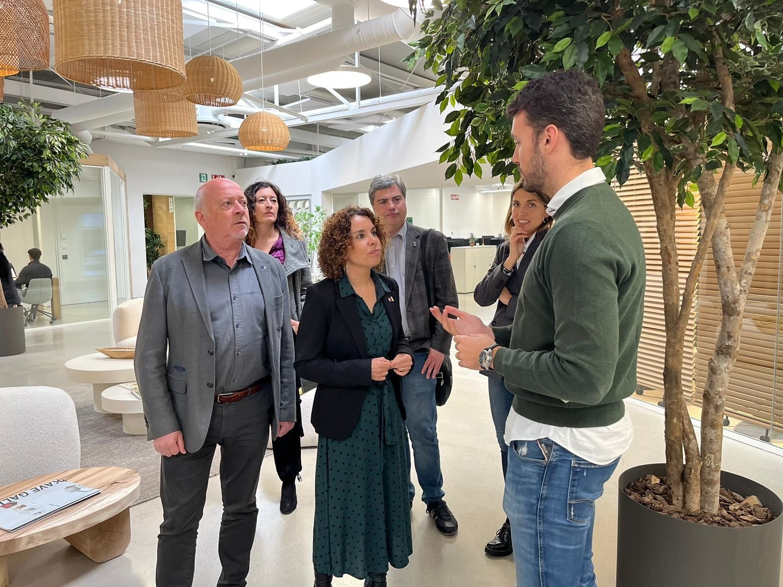 La delegada del Govern, Laia Cañigueral, i el director dels serveis territorials d'empresa i treball, Joan Martí, han visitat Kave Home a Sils (Girona) | Generalitat