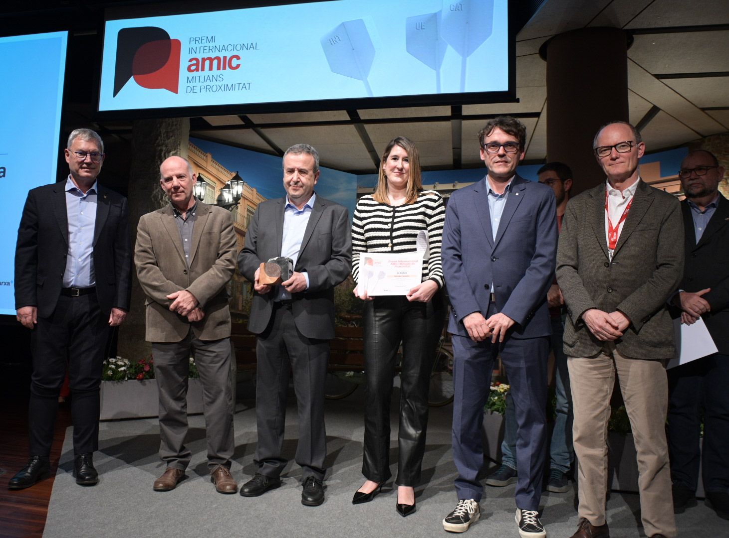 Lluís Rovira i Cristina Sierra, recollint el 'Premi Internacional AMIC Mitjans de Proximitat En Català' | Cedida