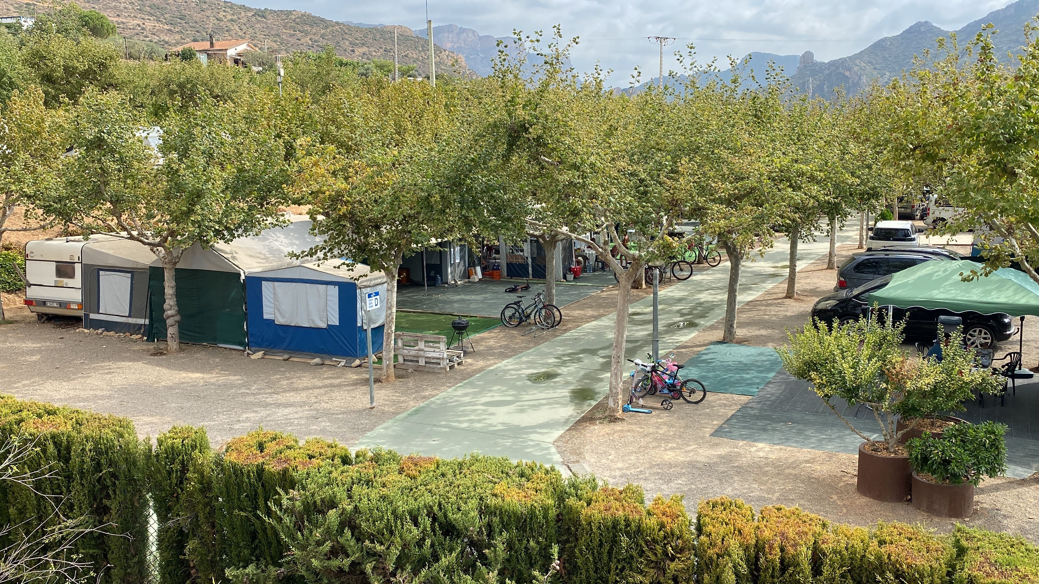 Vista de una de las calles del Camping la Noguera, situado en el núcleo de Sant Llorenç de Montgai | ACN