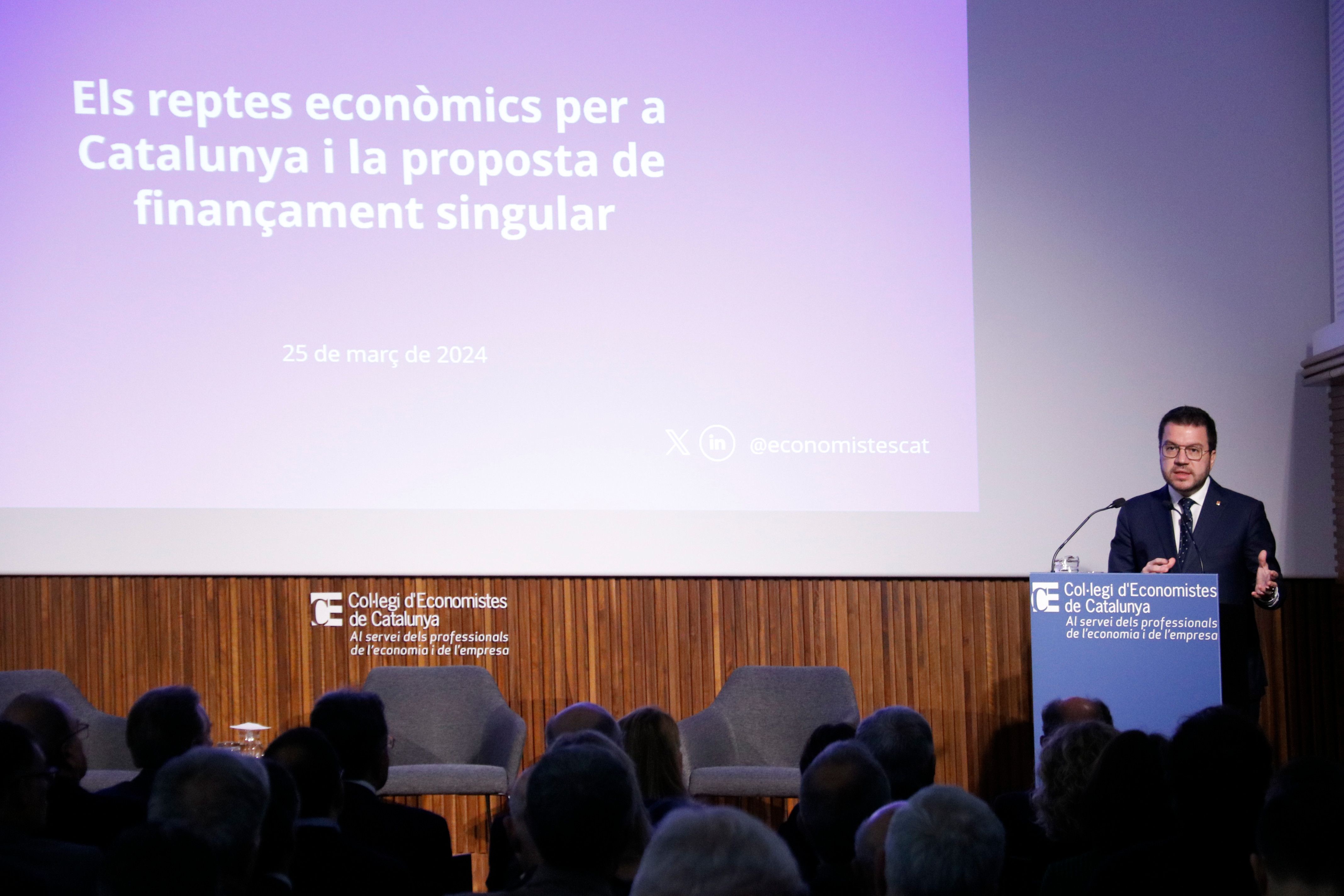 El president de la Generalitat, Pere Aragonès, esta mañana en el Col·legi d'Economistes de Catalunya | ACN