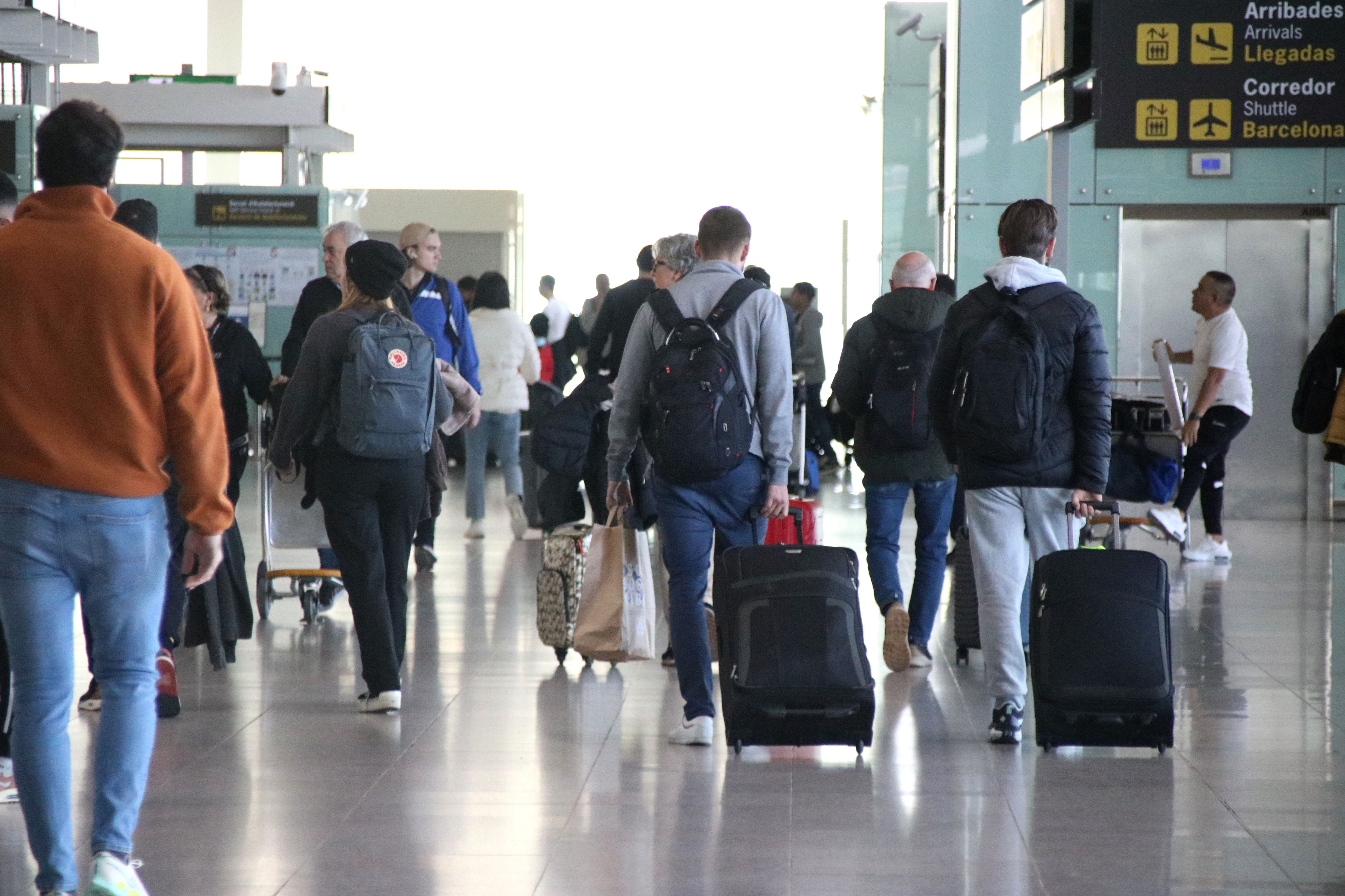 Pasajeros con maletas en el aeropuerto de Barcleona | ACN