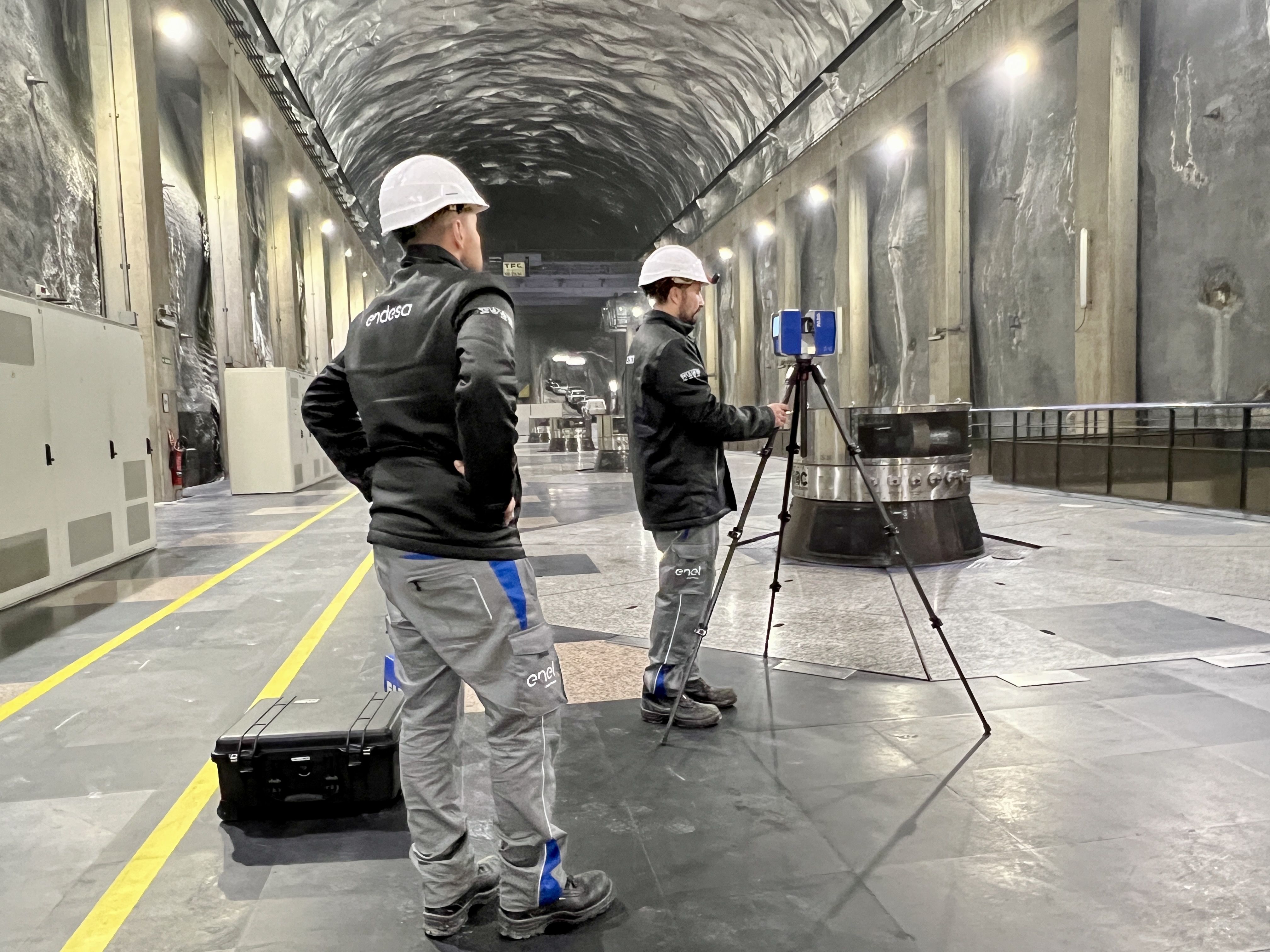 Dos técnicos de Endesa trabajando en una galería de la central de Sallente | ACN