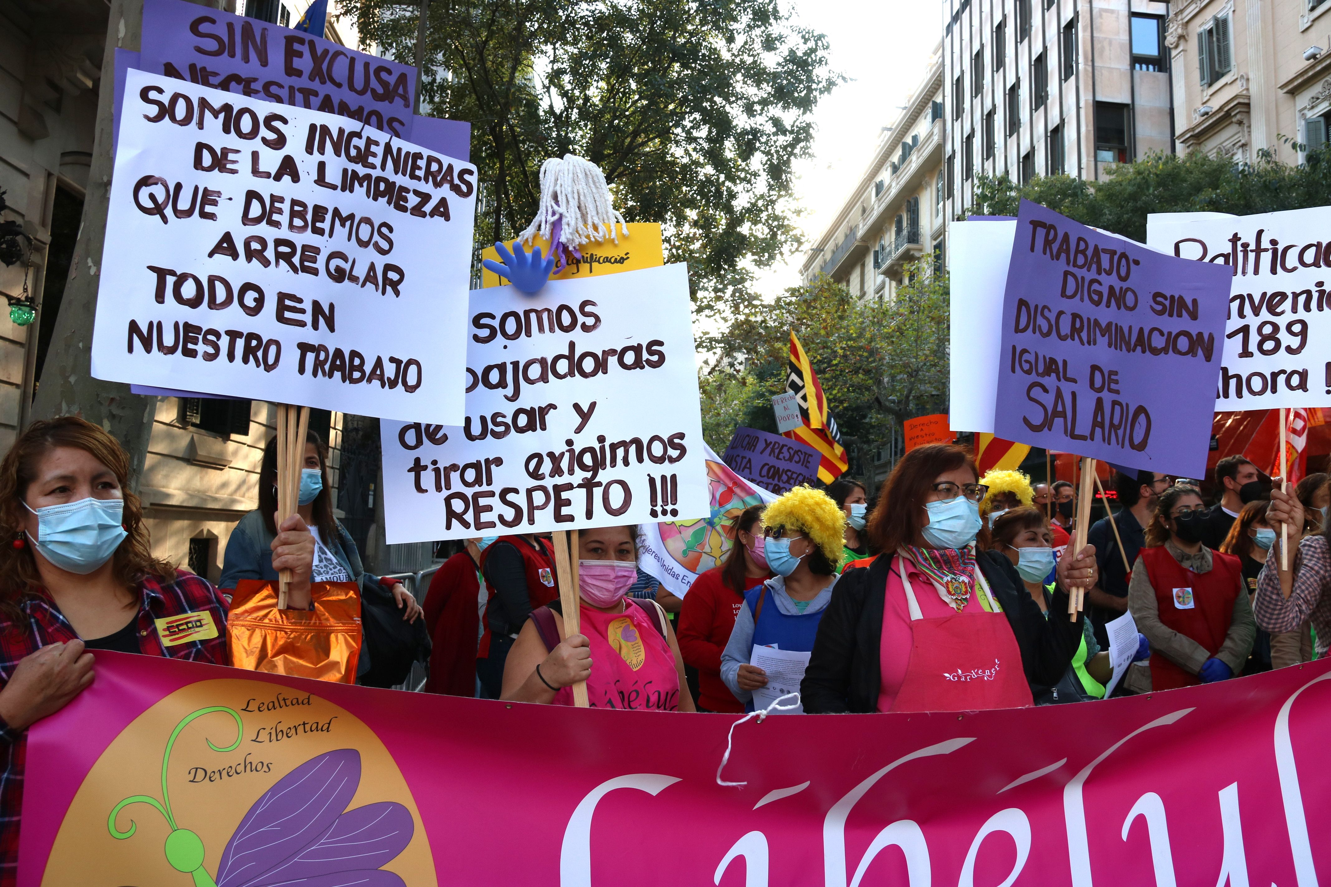 Diverses treballadores de la llar i les cures es manifesten davant la Delegació del Govern a Barcelona | ACN