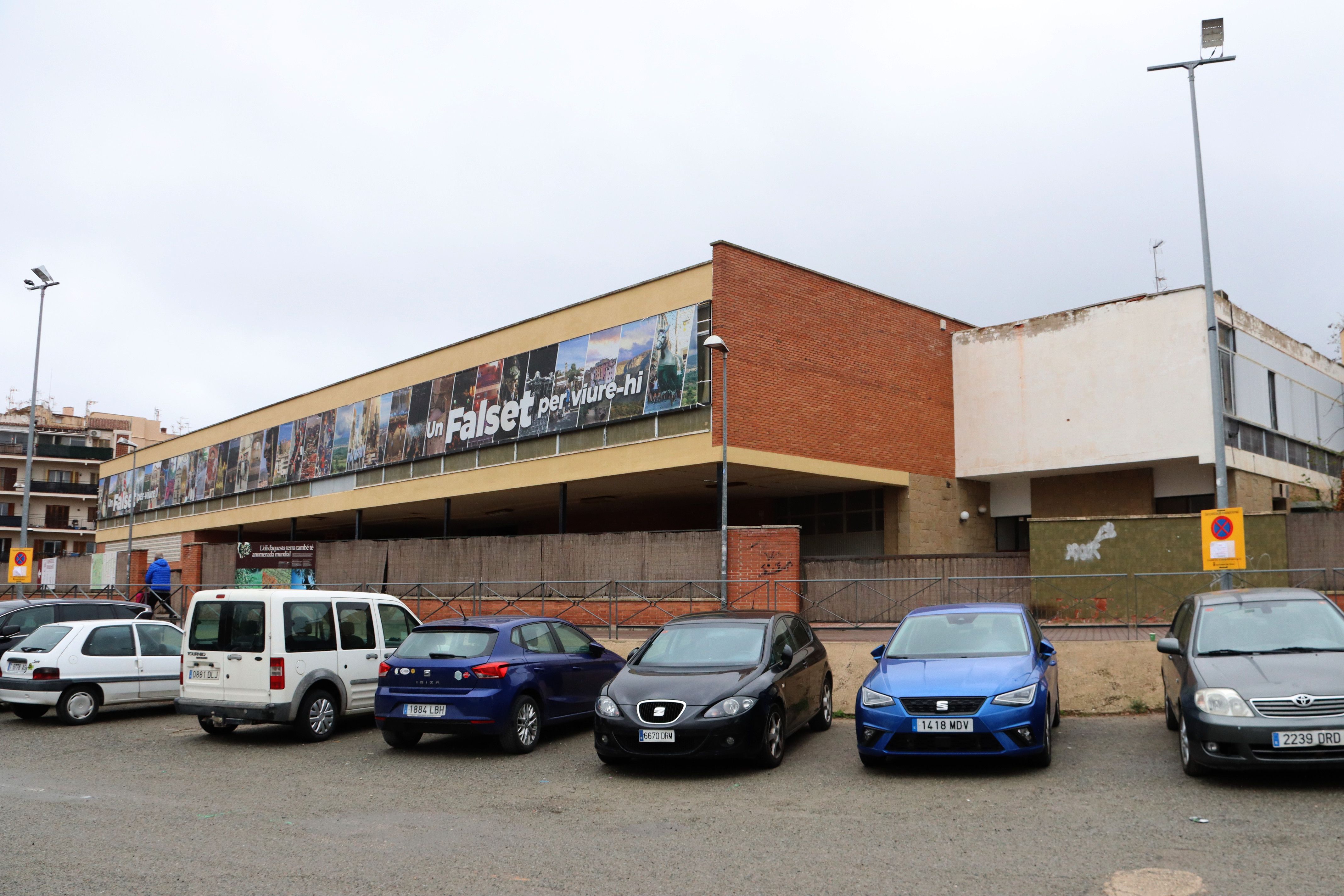 L'exterior de la fàbrica tèxtil Falbar, a Falset | ACN