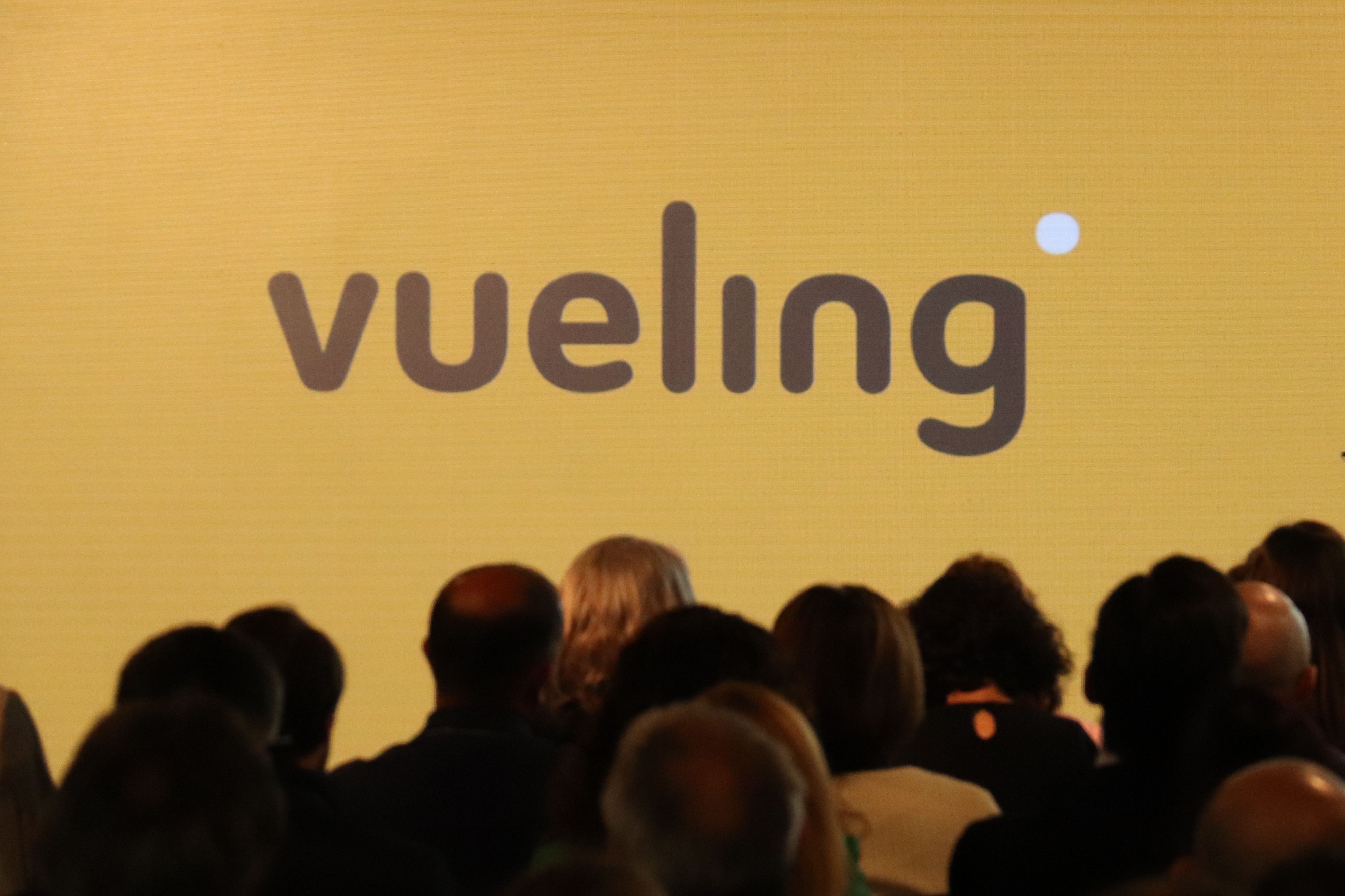 El logotip de Vueling en un acte institucional a la nova seu de la companyia a Viladecans | ACN