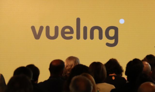 El logo de Vueling en un acto institucional en la nueva sede de la compañía en Viladecans | ACN