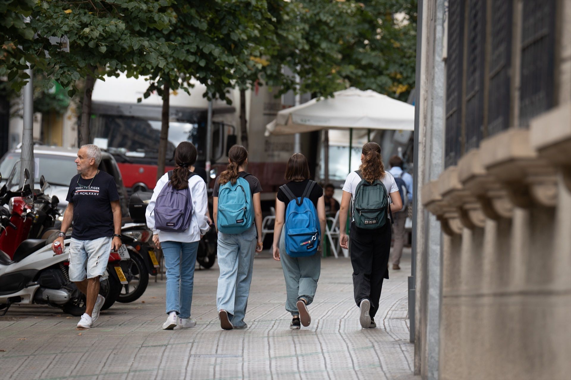 Diverses noies amb motxilles a la sortida del col·legi Pia Balmes | EP