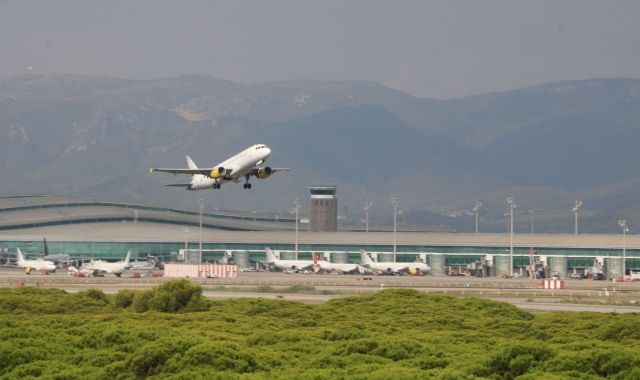 Un avió enlairant-se des de la T1 de l'aeroport del <apertium-notrans>Prado</apertium-notrans> | ACN