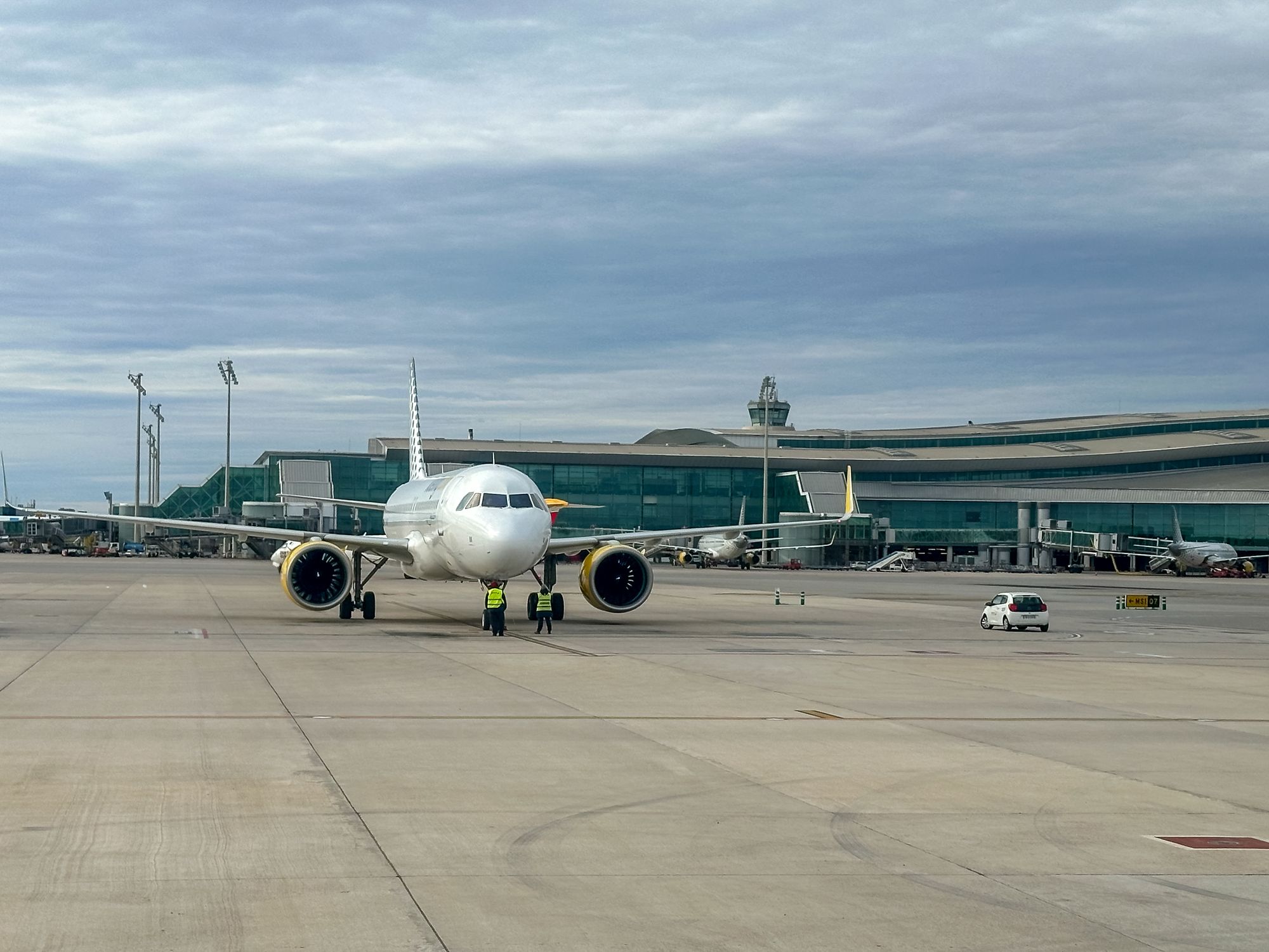 Un avió a la pista de l'aerport del Prat | iStock