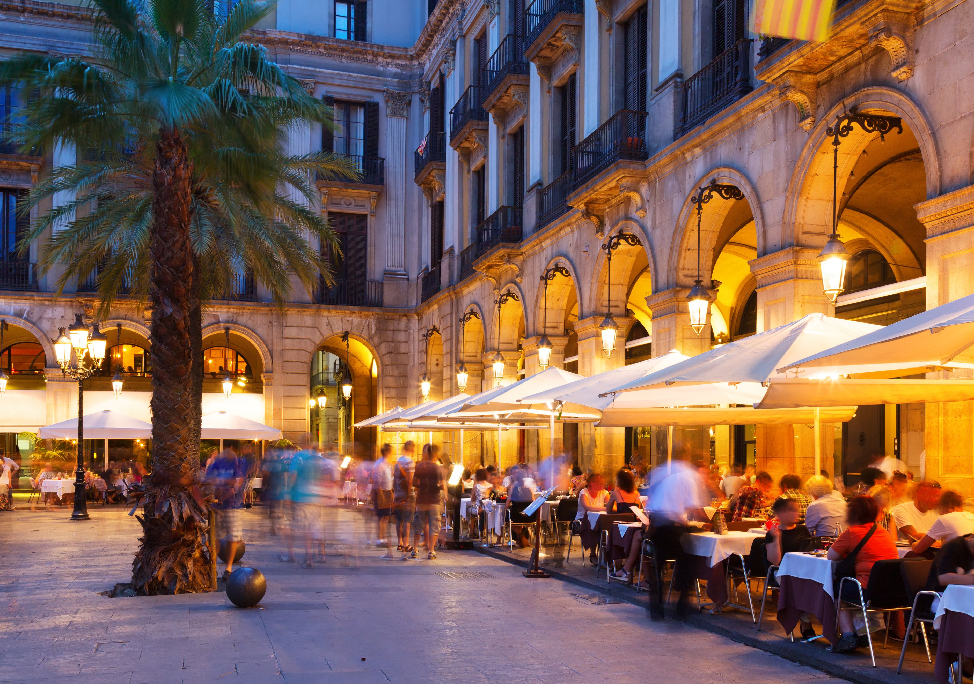 La plaza Real de Barcelona durante la noche | iStock