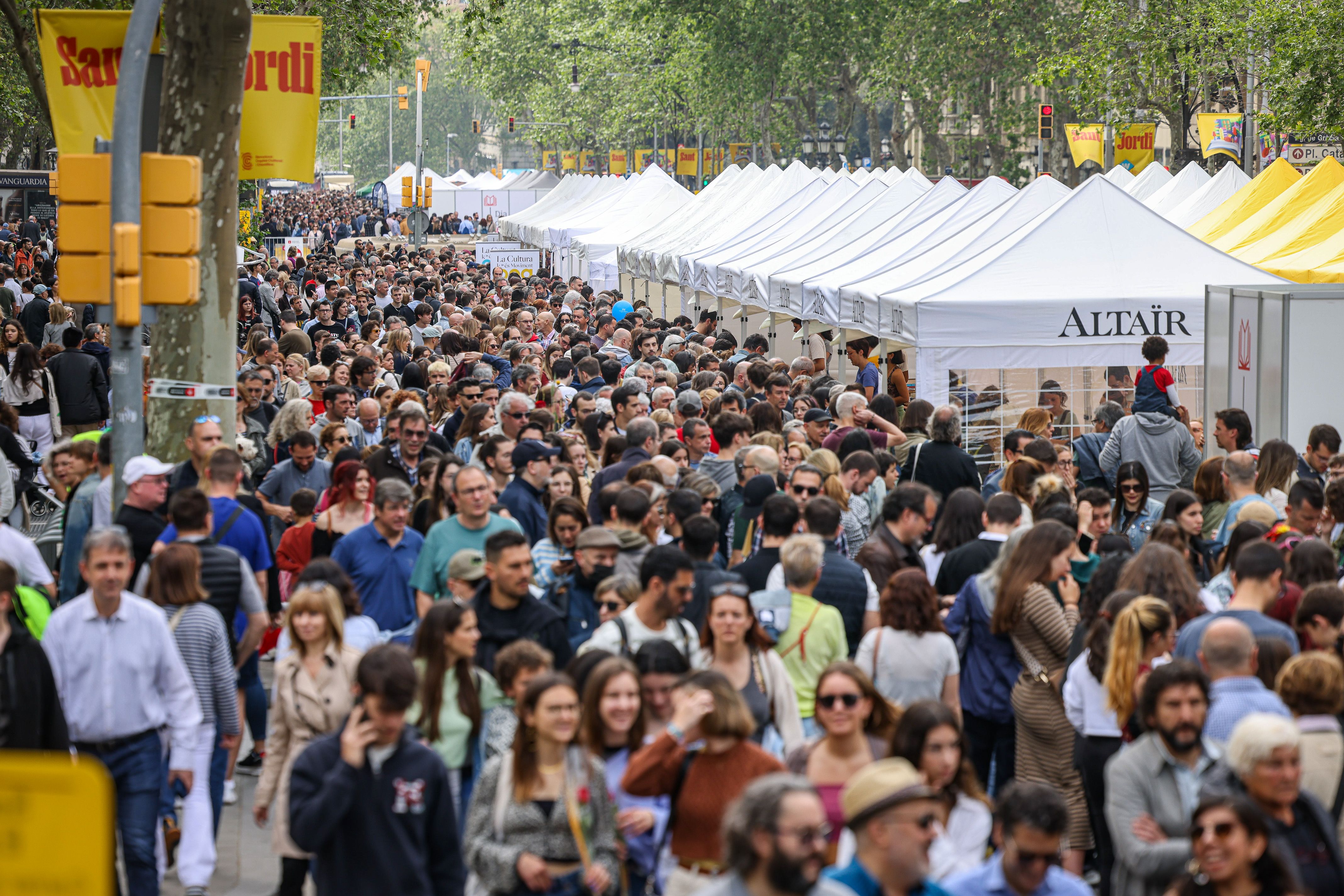 Centenars de persones passejant per la superilla literària de Passeig de Gràcia per Sant Jordi | ACN