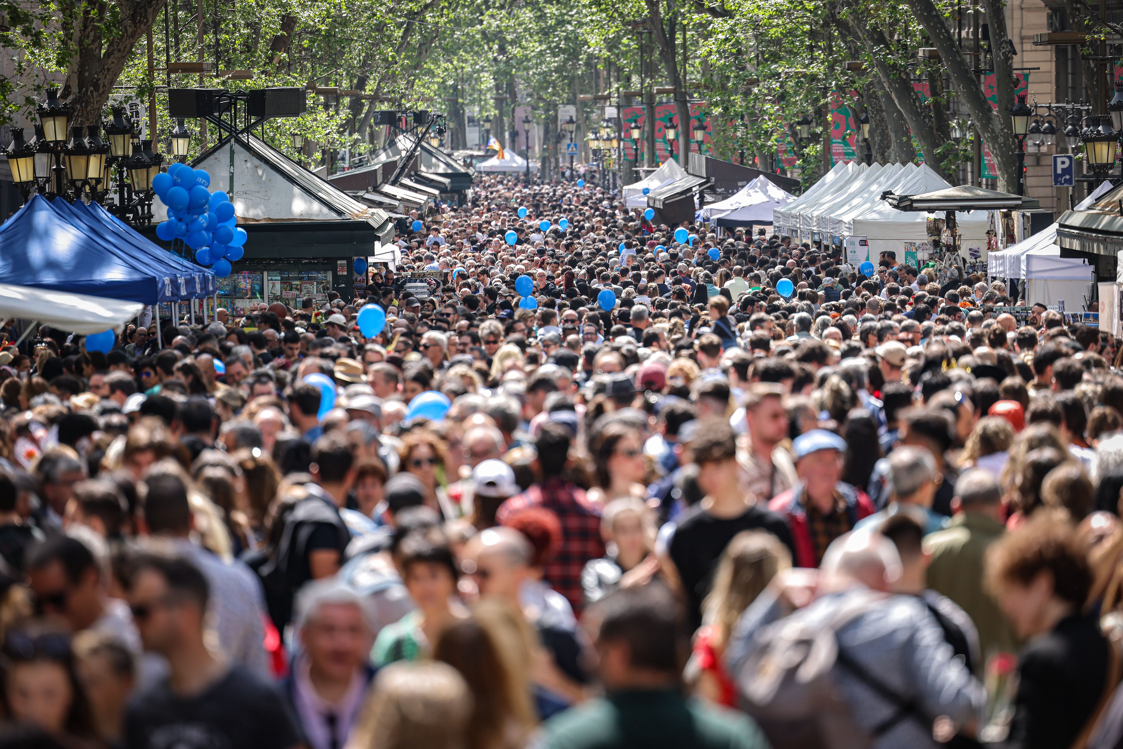 Centenars de persones omplint el centre de Barcelona des de primera hora del matí per Sant Jordi | ACN