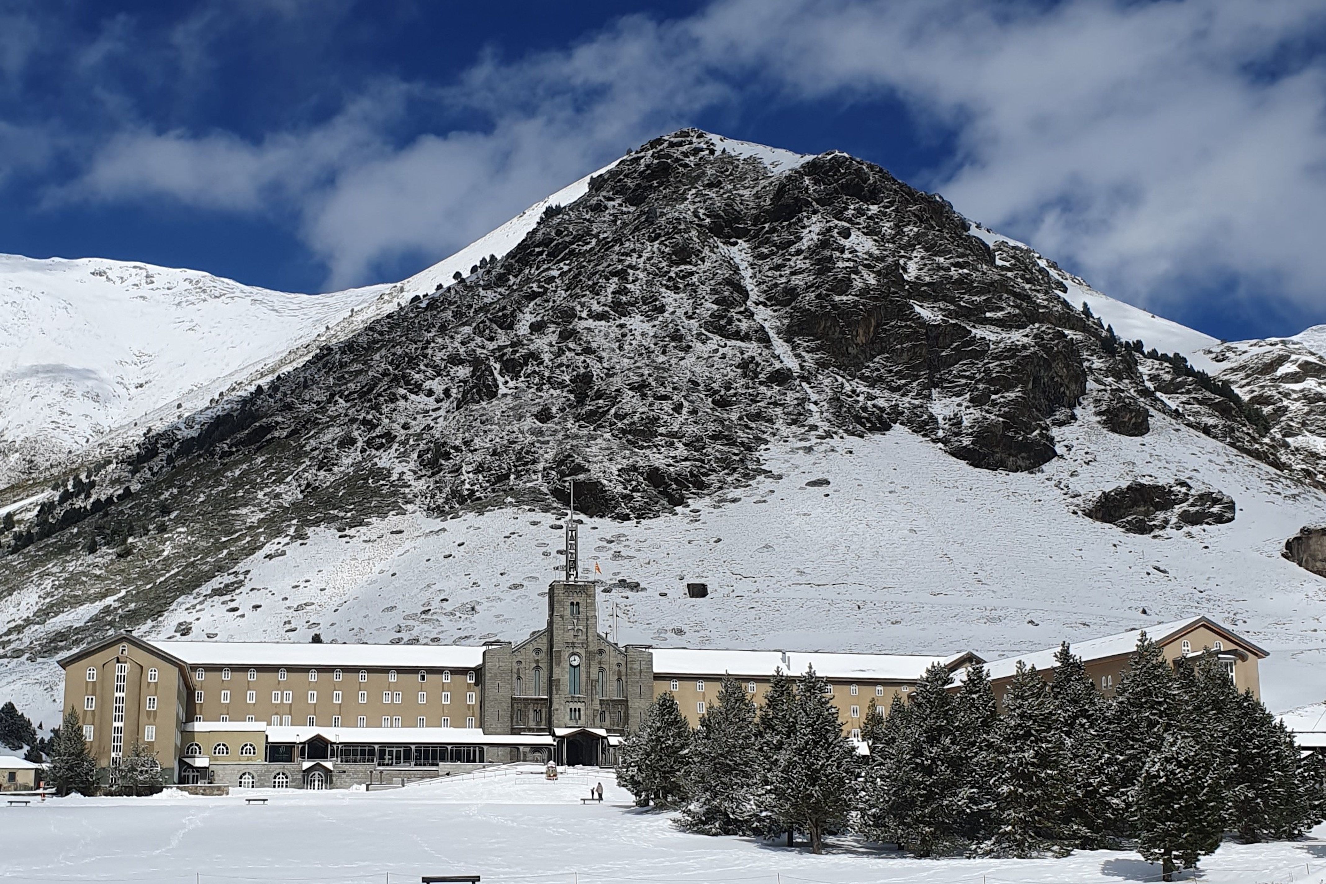 Vista general del santuari de la Vall de Núria nevat| ACN