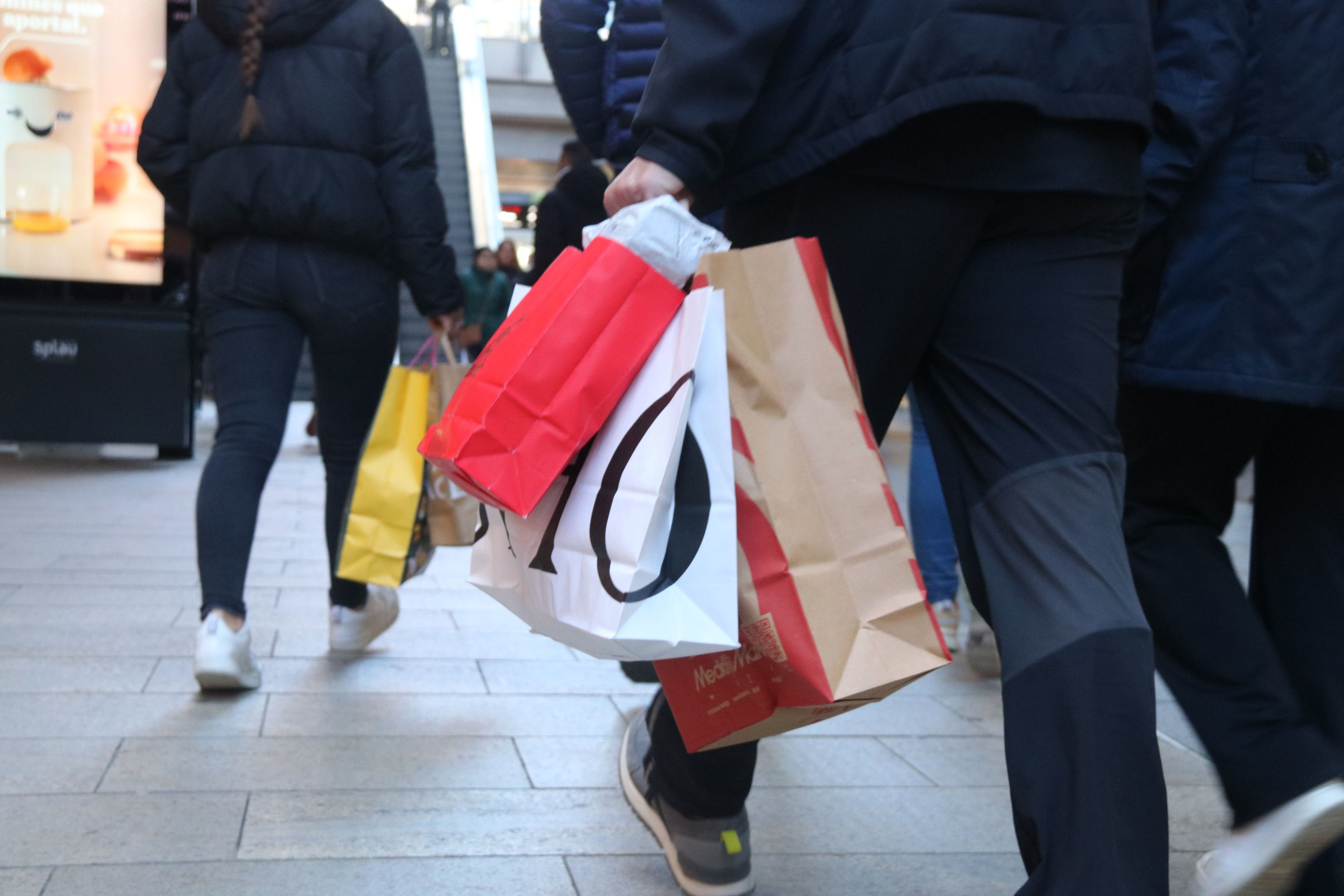 Bolsas de papel de clientes que pasean por un centro comercial  | ACN