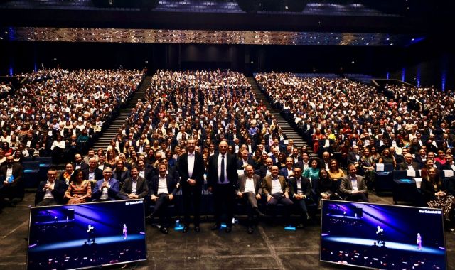 El president de Banc Sabadell, Josep Oliu, i el conseller delegat, César González-Bueno, durant la reunió anual celebrada el desembre del 2023 | EP