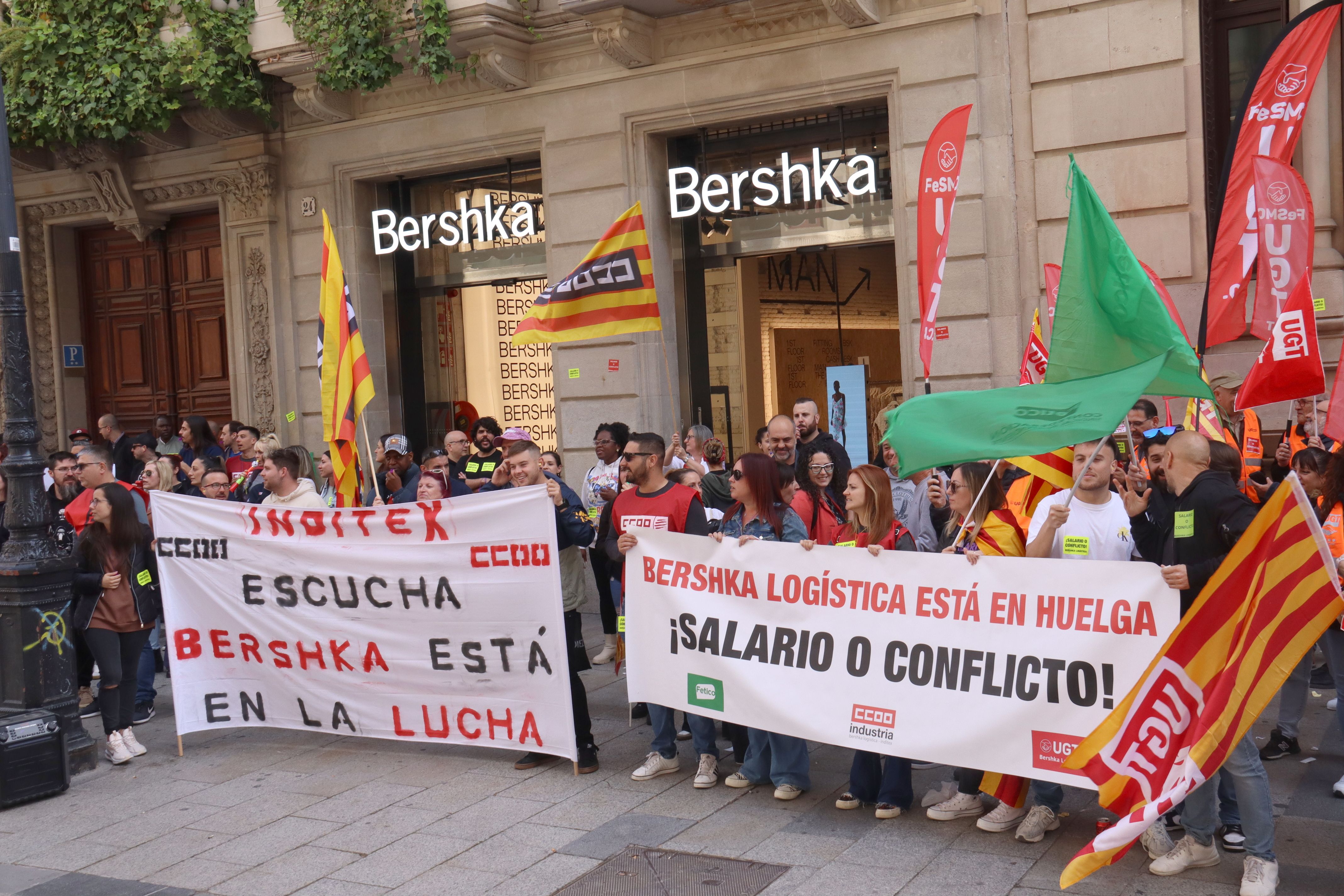 120 treballadors del centre de logístic de Bershka protesten davant la botiga de Portal de l'Àngel | ACN