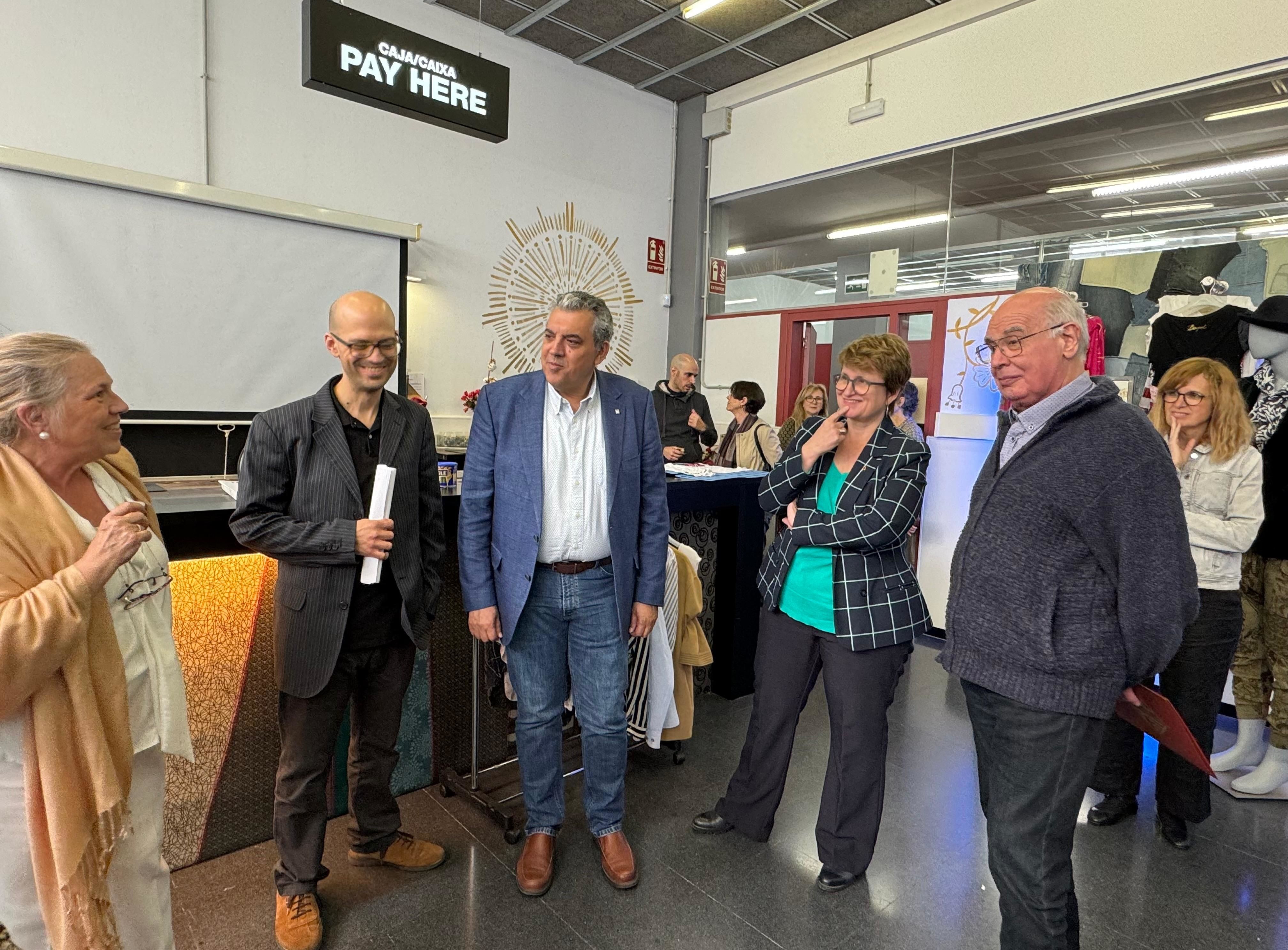 La consellera Anna Simó i el regidor Lluís Rabell durant la visita a l'institut | EP