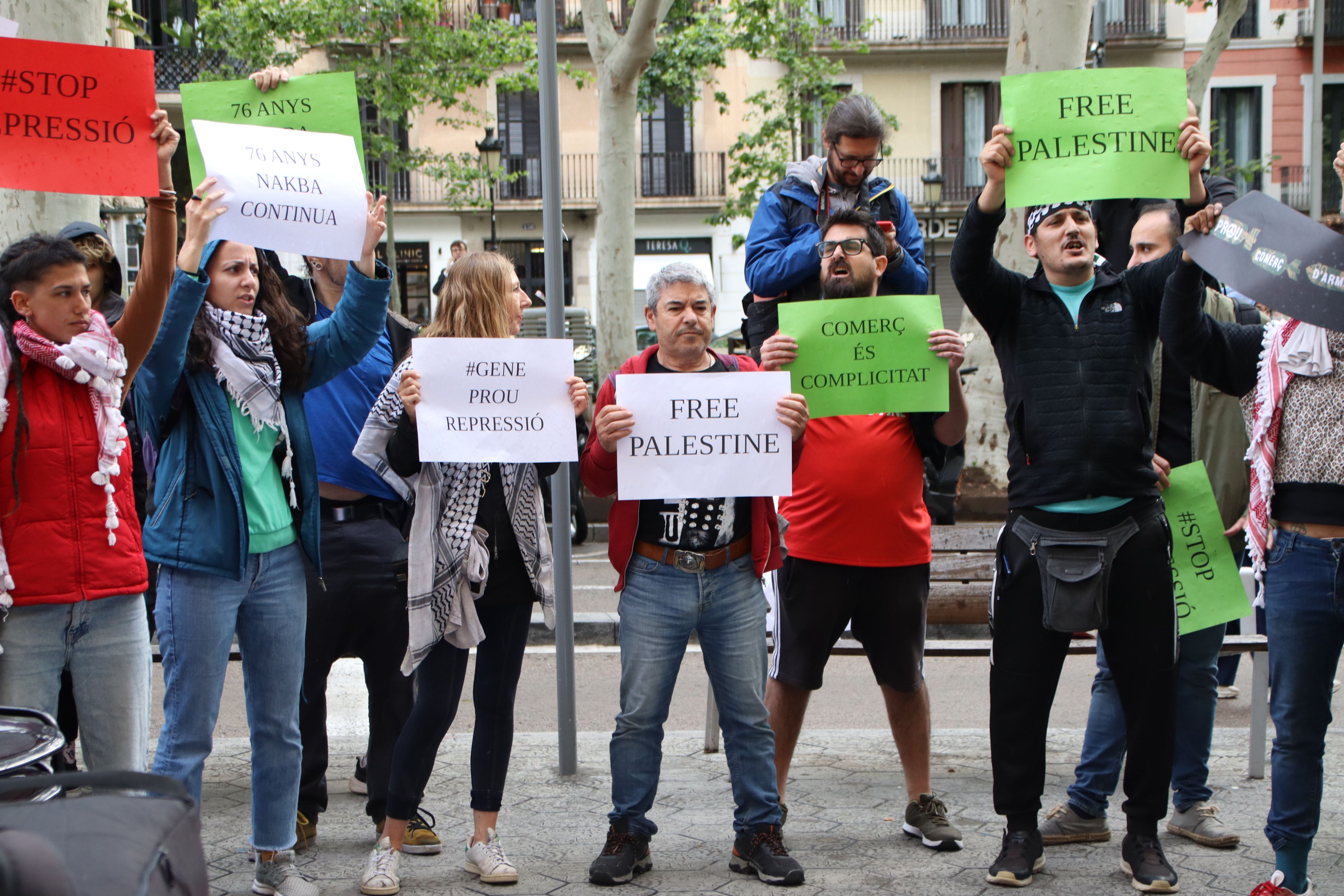 Un grup de persones protesta davant la seu d'Acció | ACN