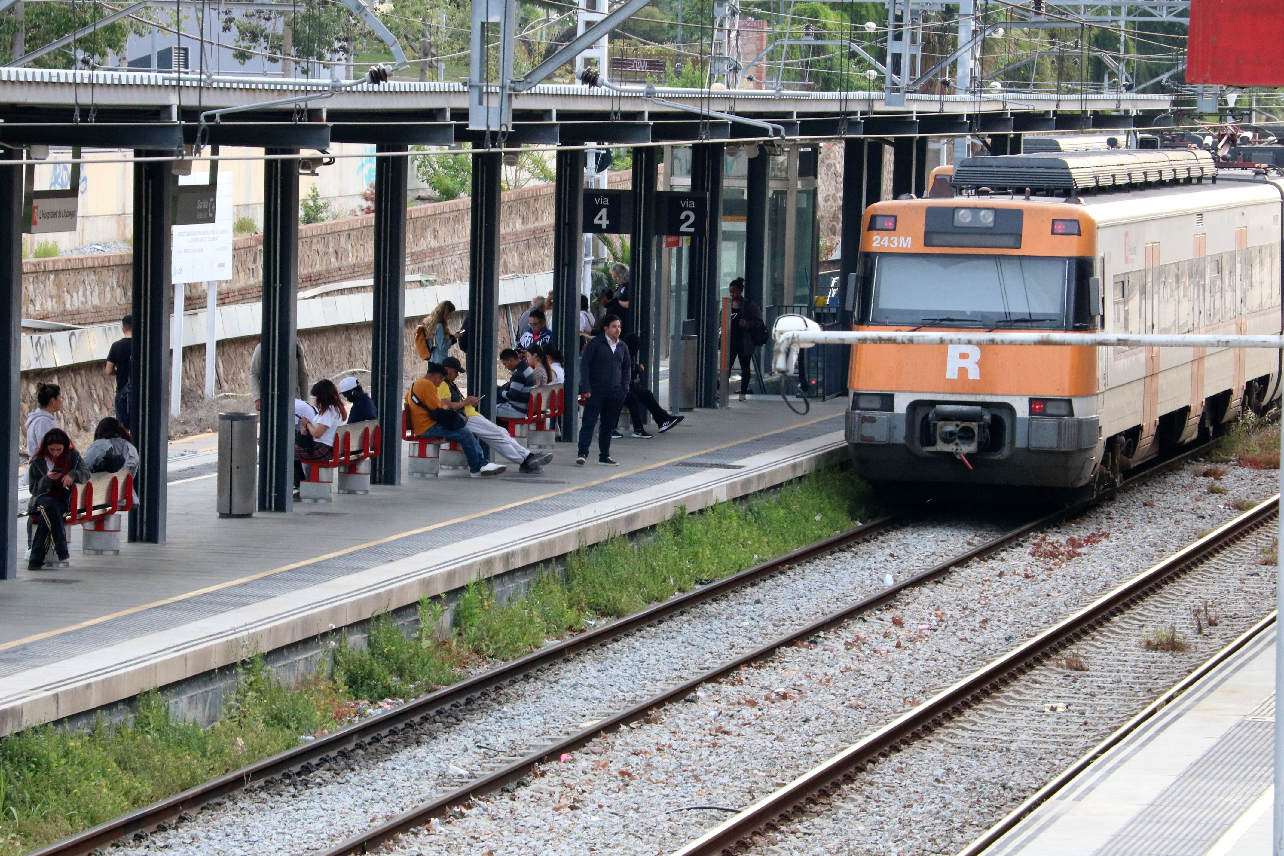 Usuarios de Rodalies esperando el tren del R4 sur en L'Hospitalet | ACN