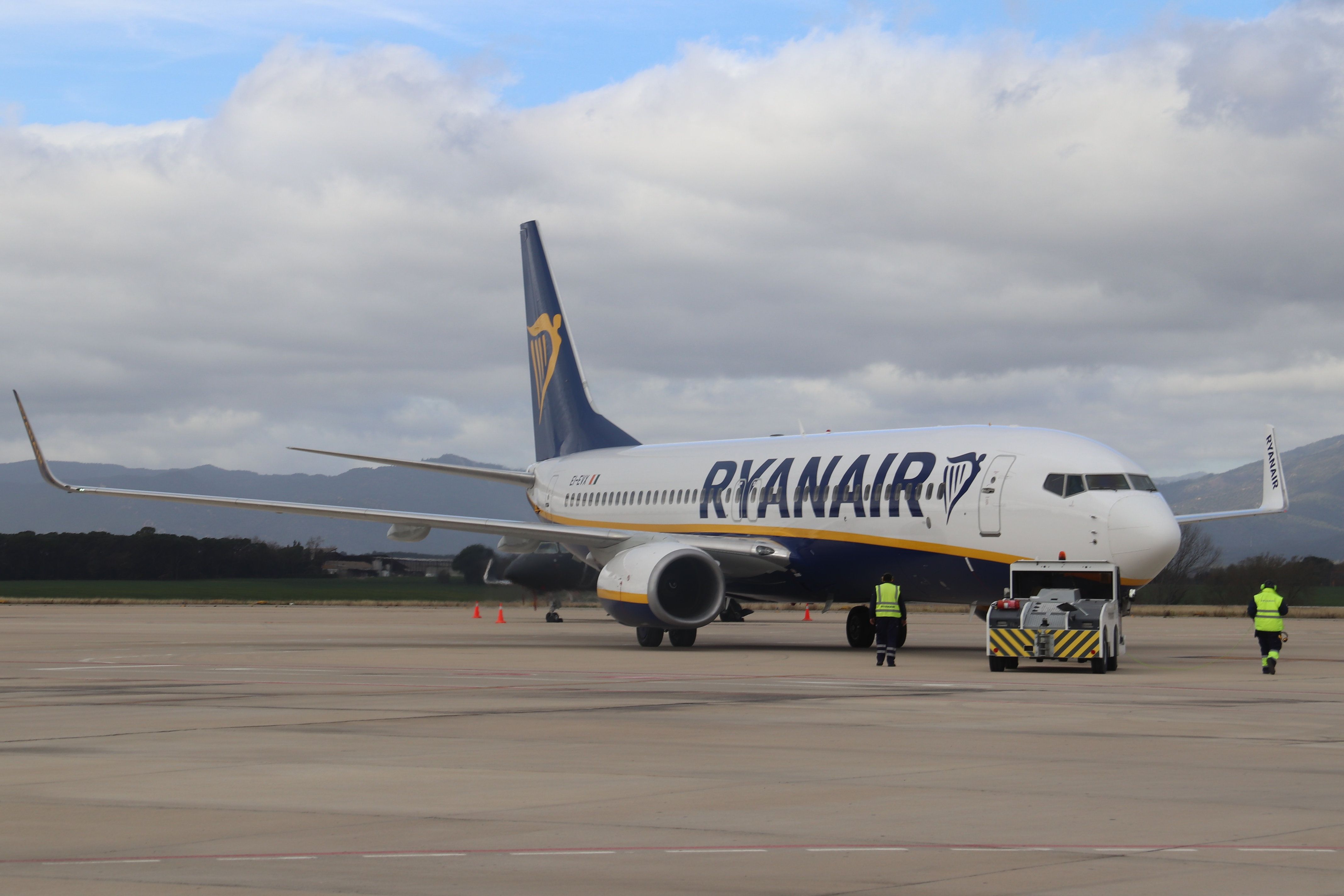 Un avión de Ryanair se prepara para despegar desde la pista del aeropuerto de Girona | ACN