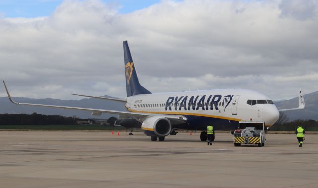 Un avió de Ryanair es prepara per enlairar-se des de la pista de l'aeroport de Girona | ACN