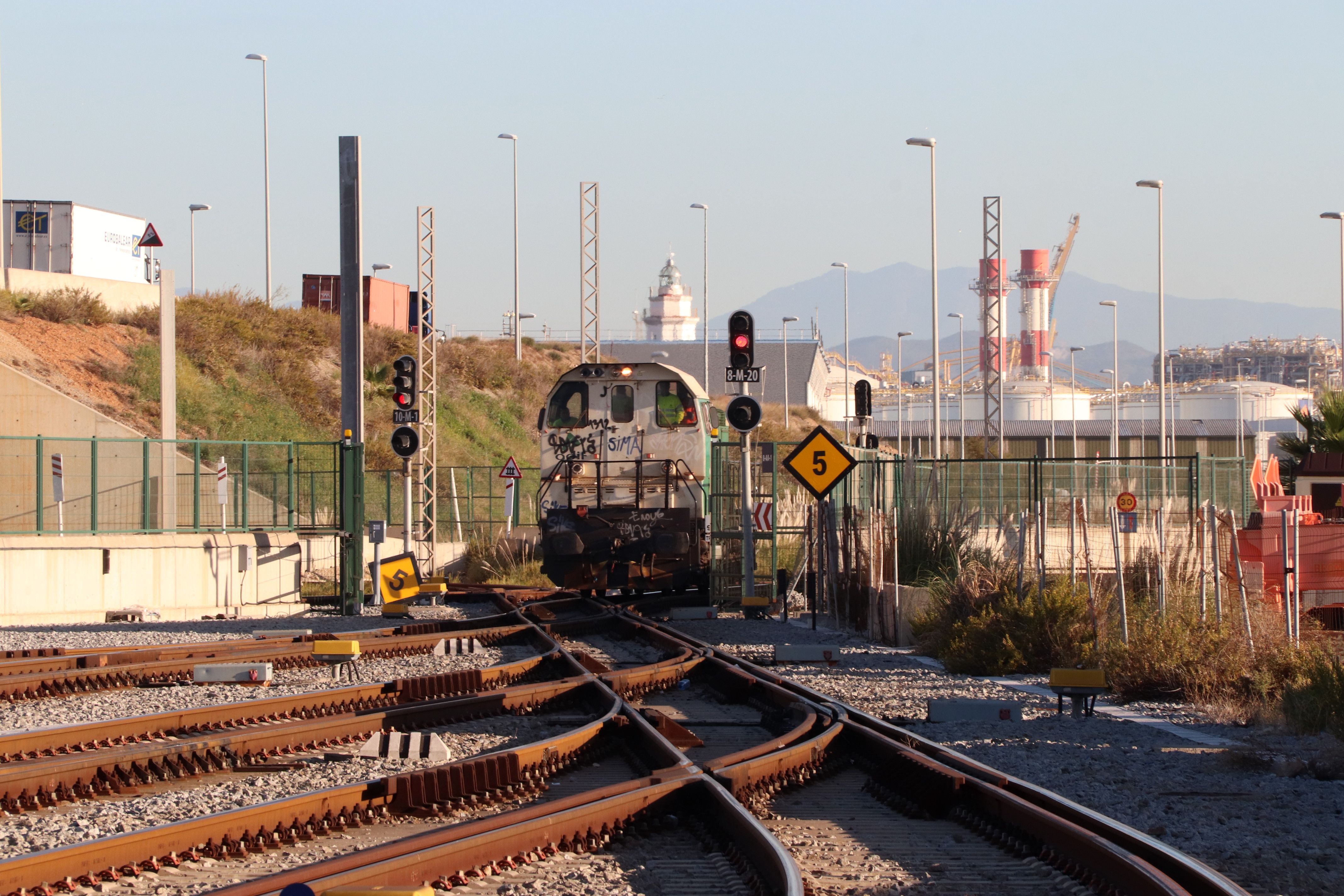 Locomotora del primer servei ferroviari directe entre el Port de Barcelona i França | ACN