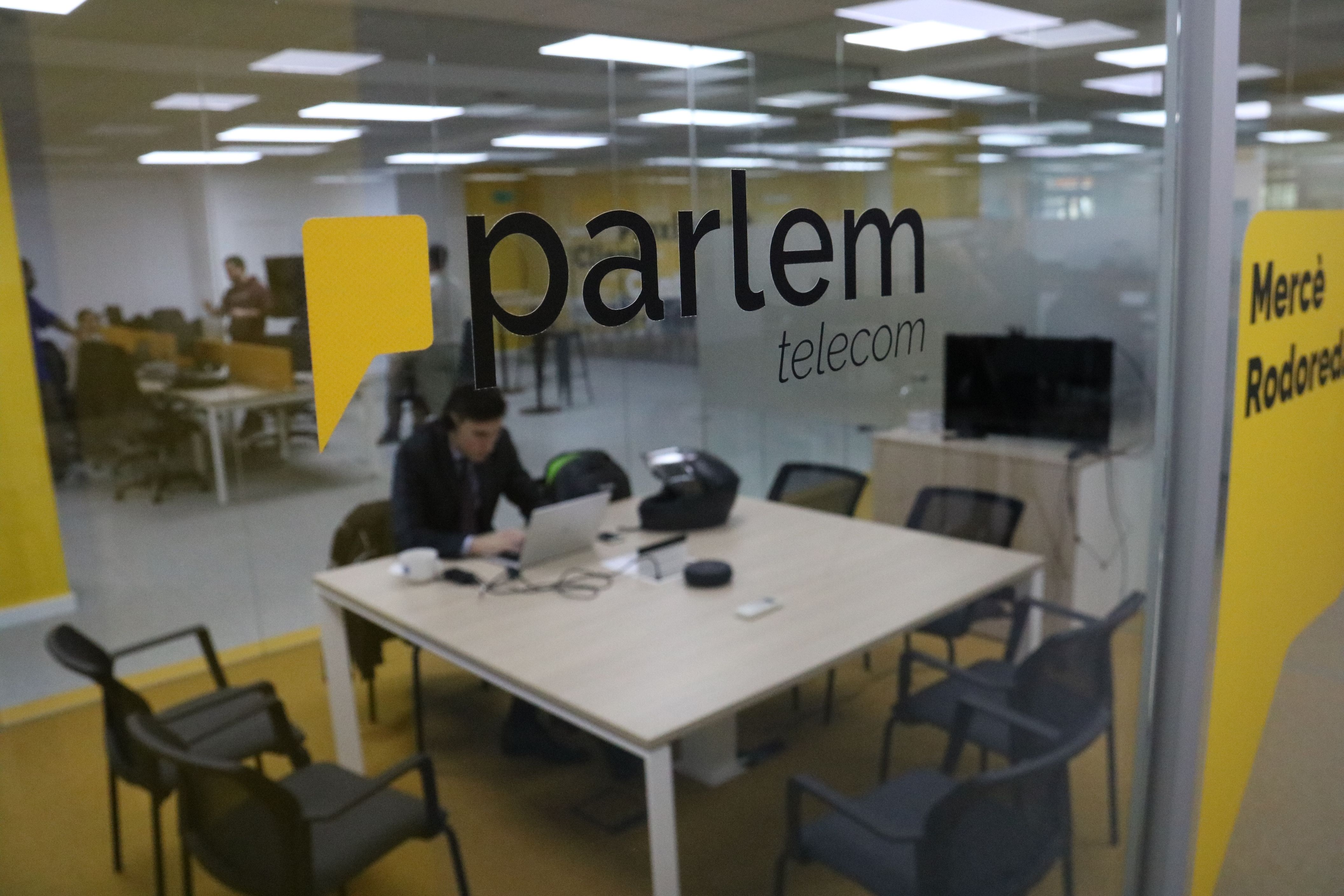 Logotipo de Parlem Telecom en el cristal de una de las salas de reuniones de sus oficinas centrales, ubicadas en el distrito del 22@ de Barcelona | ACN