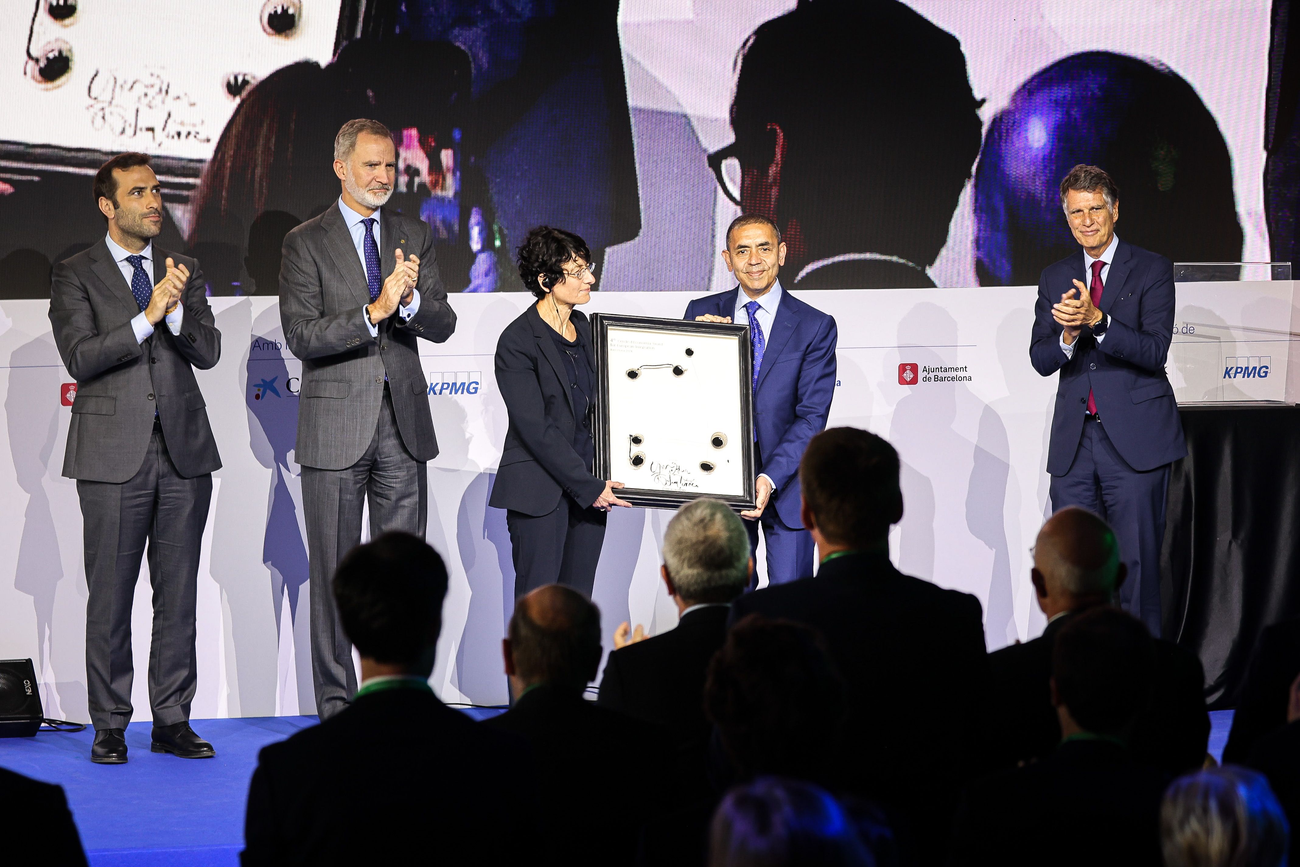 Ugur Sahin y Özlem Türeci, cofundadores de BioNtech, recibiendo el premio Cercle d'Economia a la construcción europea, con Felipe VI y Carlos Cuerpo | ACN