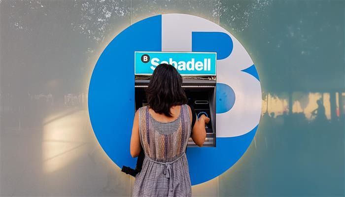 Una clienta de Banco Sabadell en Barcelona | Cedida