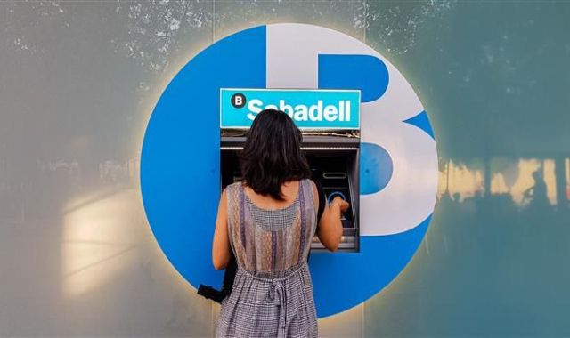 Una clienta de Banc Sabadell a Barcelona | Cedida