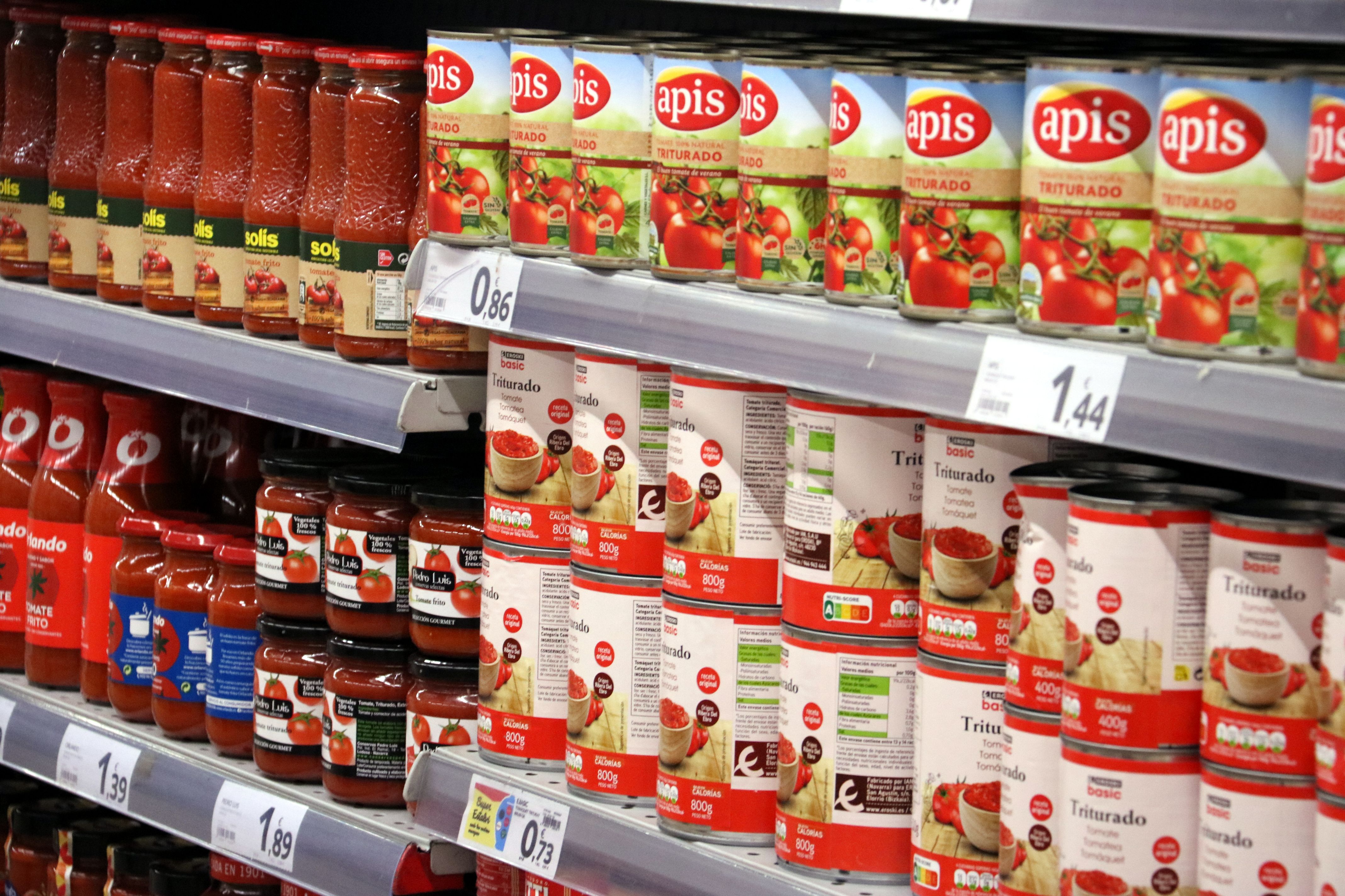 Diversos productes de salsa de tomàquet en un supermercat de Barcelona | ACN