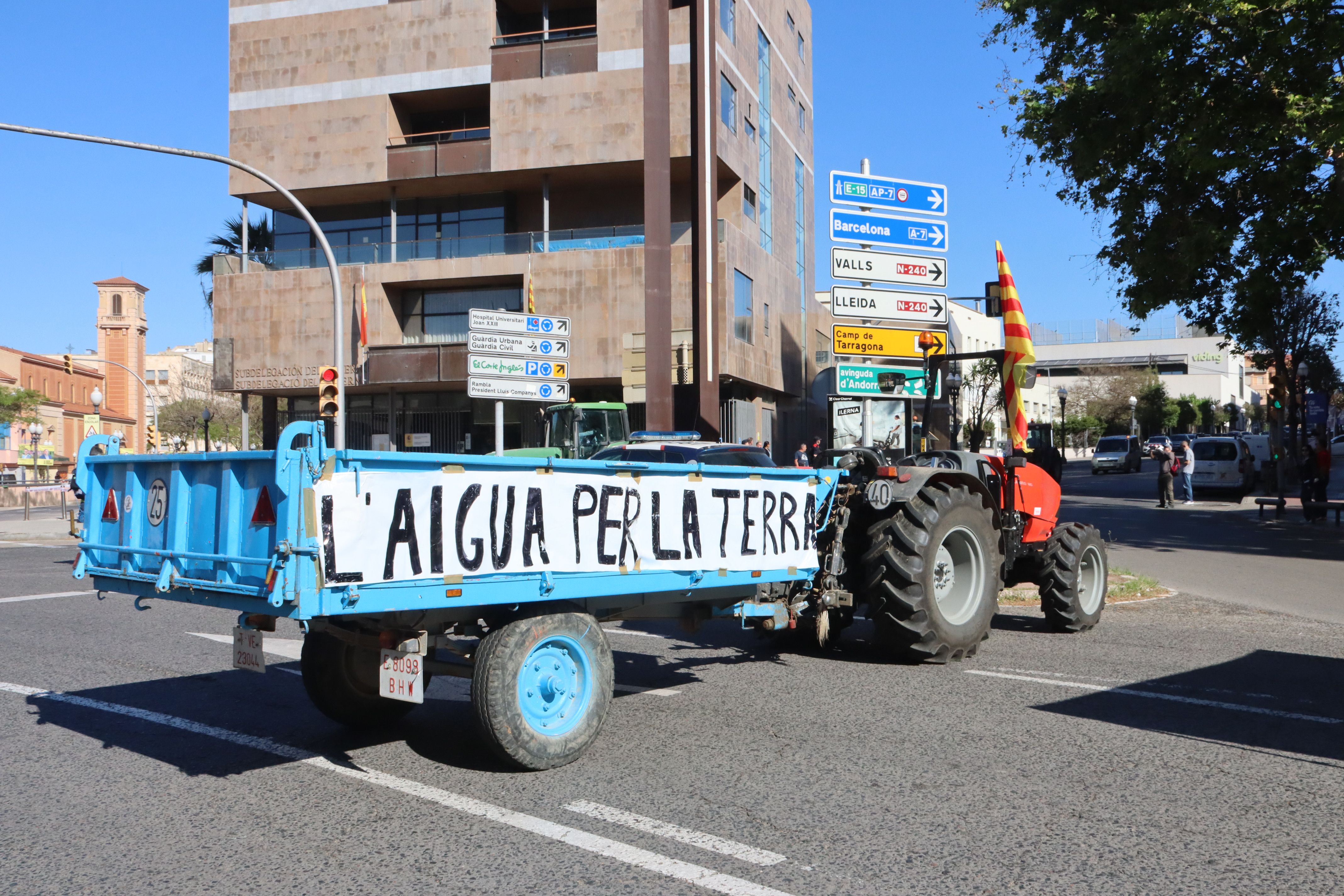 Un dels tractors estacionat a la plaça Imperial Tarraco durant la manifestació del 9 de maig | ACN