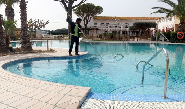 Un trabajador limpiando la piscina del camping Les Medes de l'Estartit | ACN