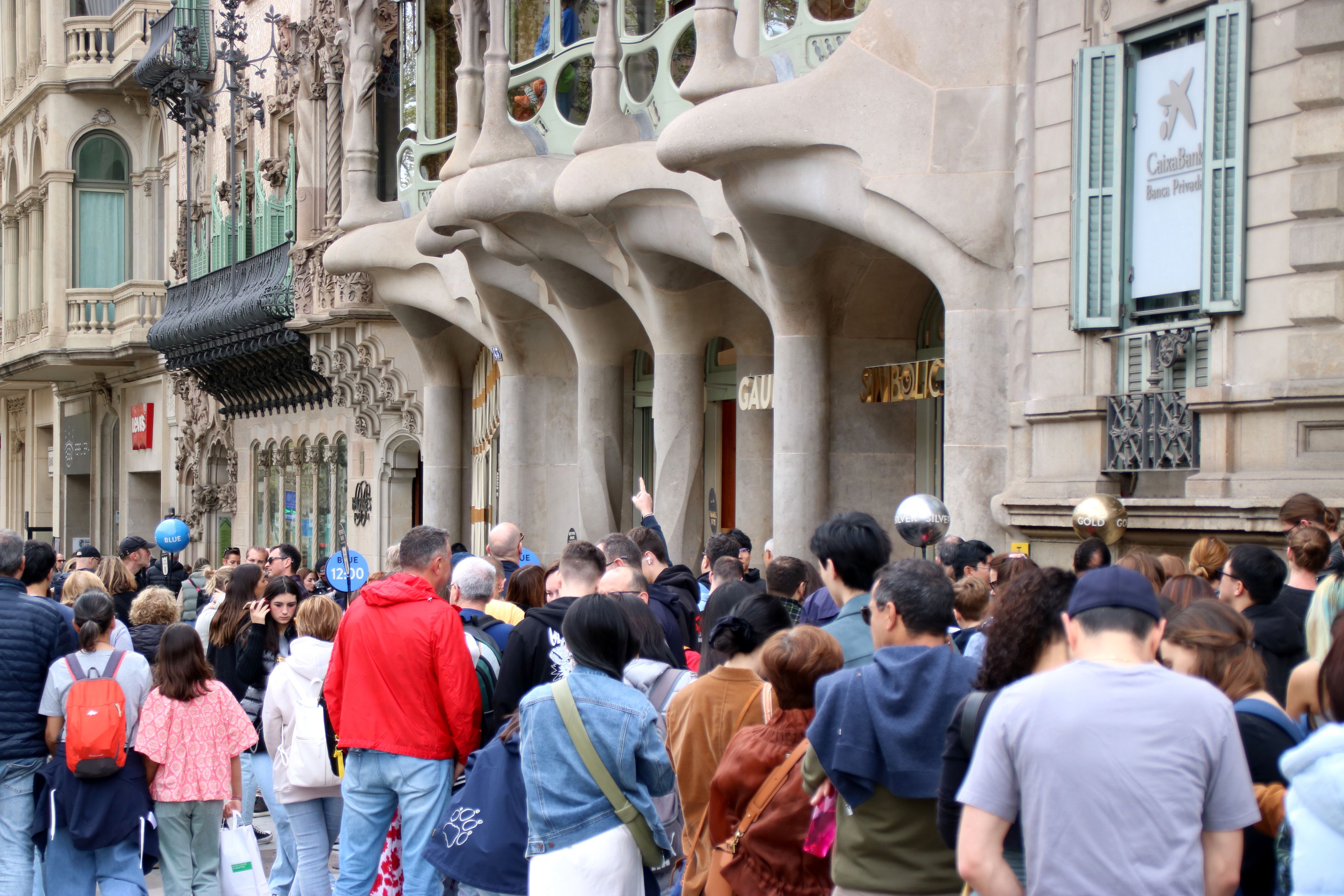 Turistas haciendo cola para entrar a la Casa Batlló | ACN