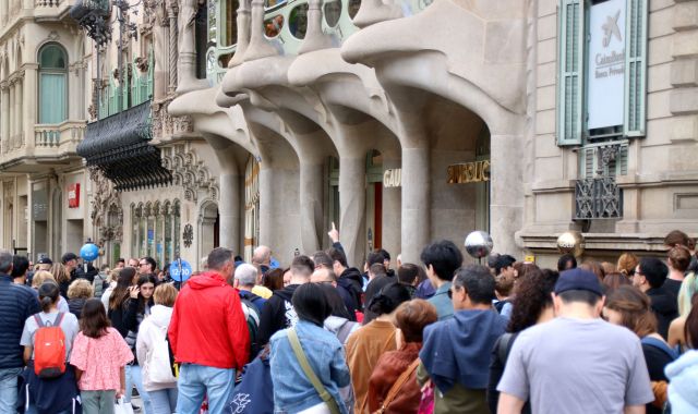 Turistes fent cua per entrar a la Casa Batlló | ACN