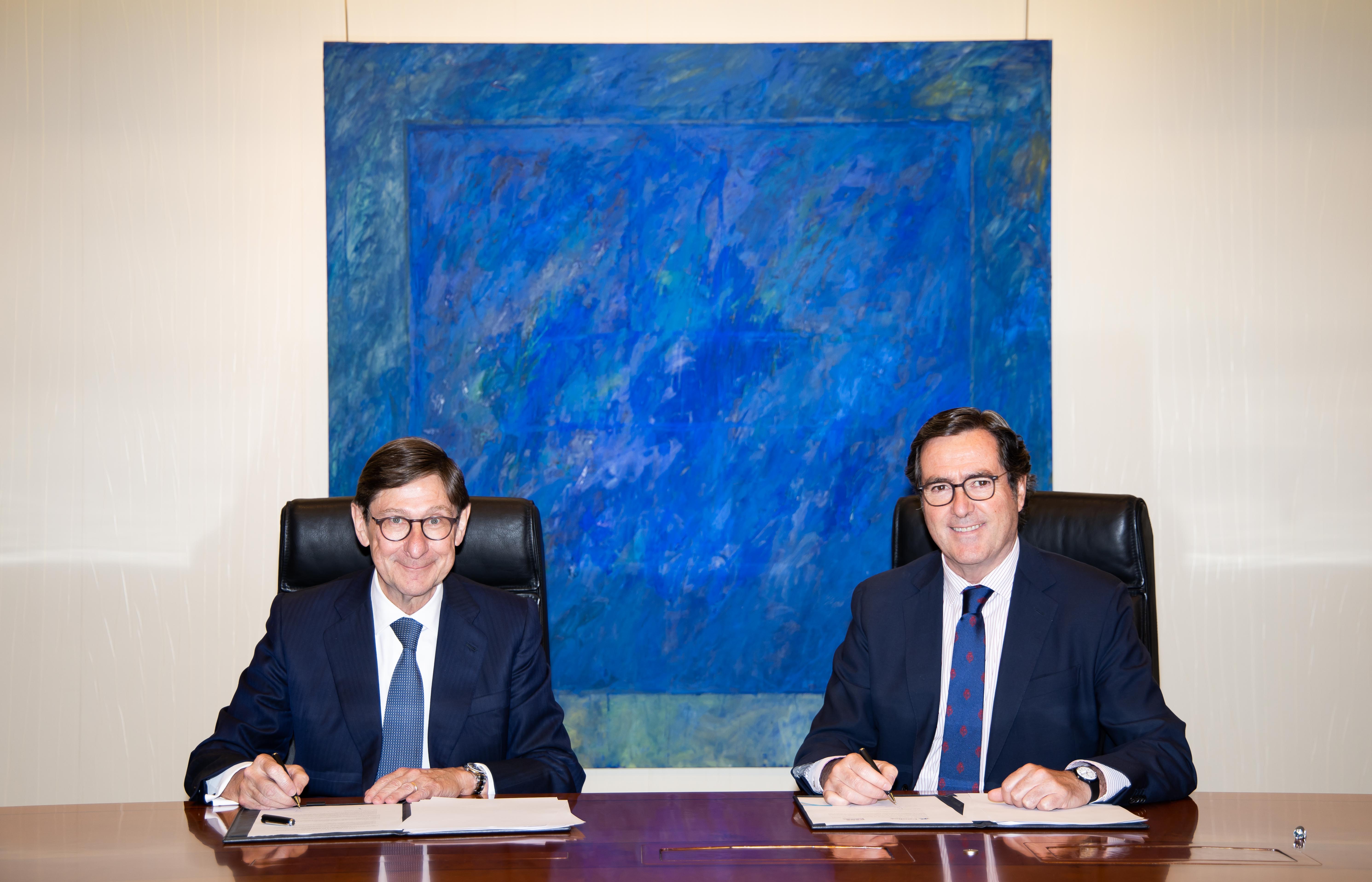 El president de CaixaBank, José Ignacio Goirigolzarri, i el president de la CEOE, Antonio Garamendi, al moment de la firma | Cedida