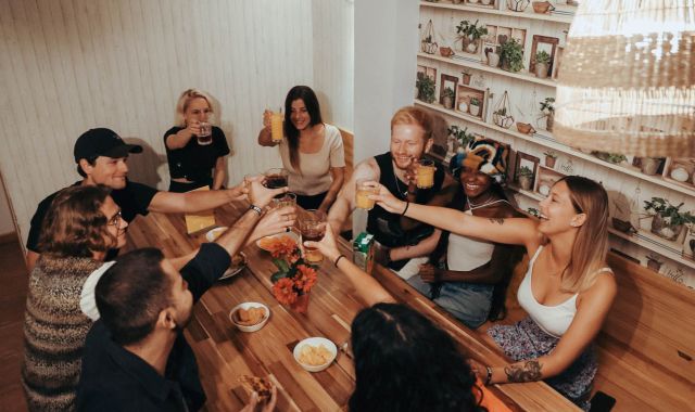 Jóvenes disfrutando de un encuentro en el Onefam Batlló Hostel, en Barcelona | Cedida