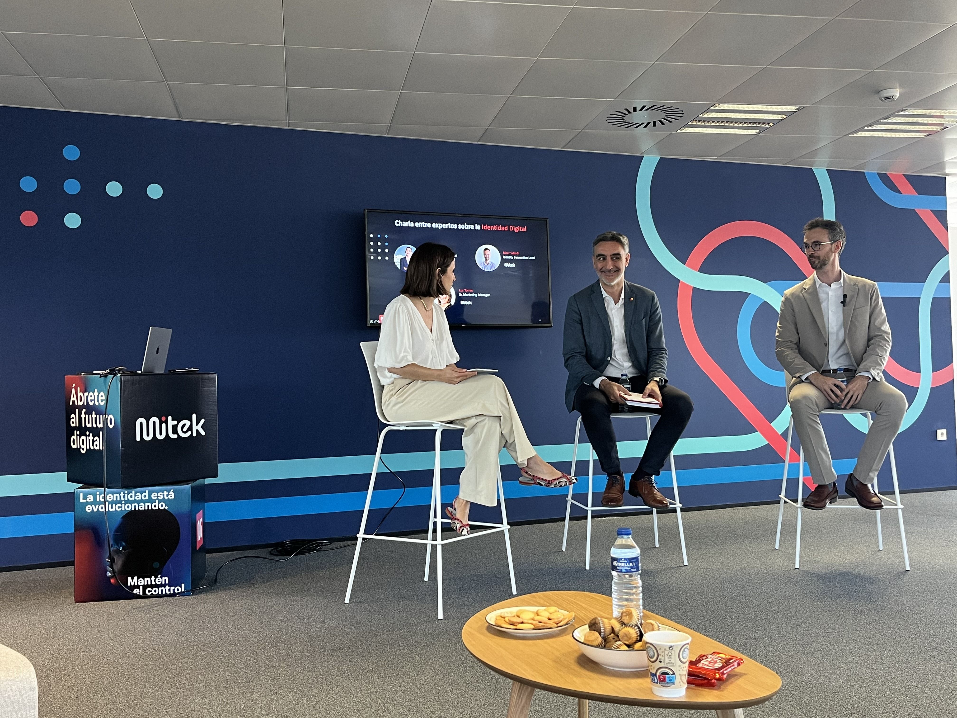 Luz Torres, Alberto López y Marc Sabadí durante la charla de expertos sobre identidad digital en las oficinas de Mitek | VIA Empresa