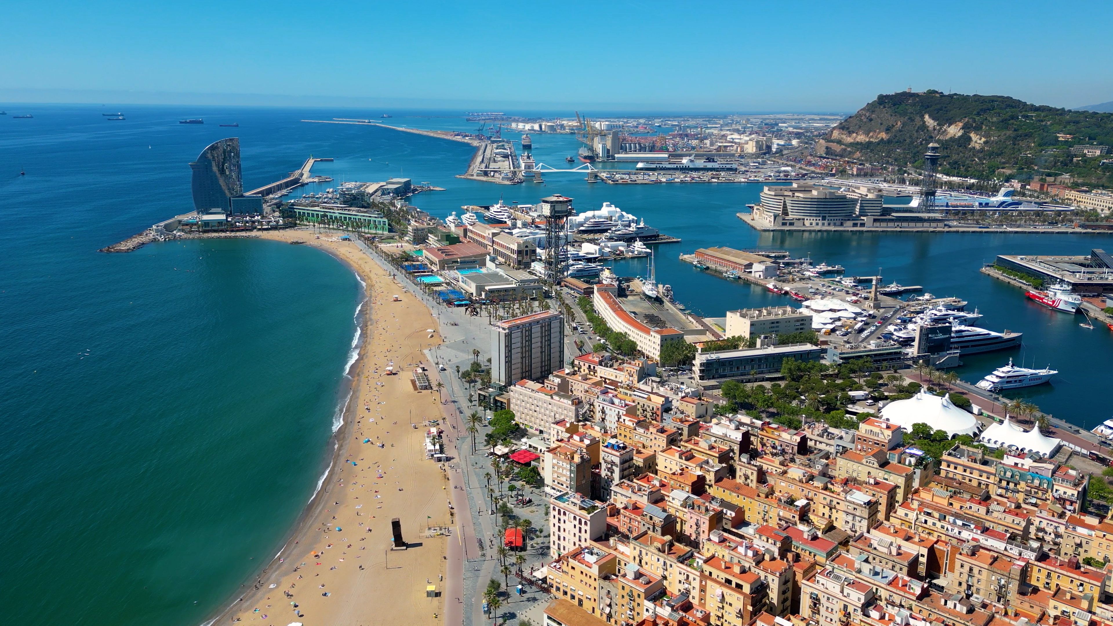 La 37a edició de la Copa Amèrica de Vela té lloc al voltant del Port Vell i al llarg de la platja, fins al Port Olímpic | iStock