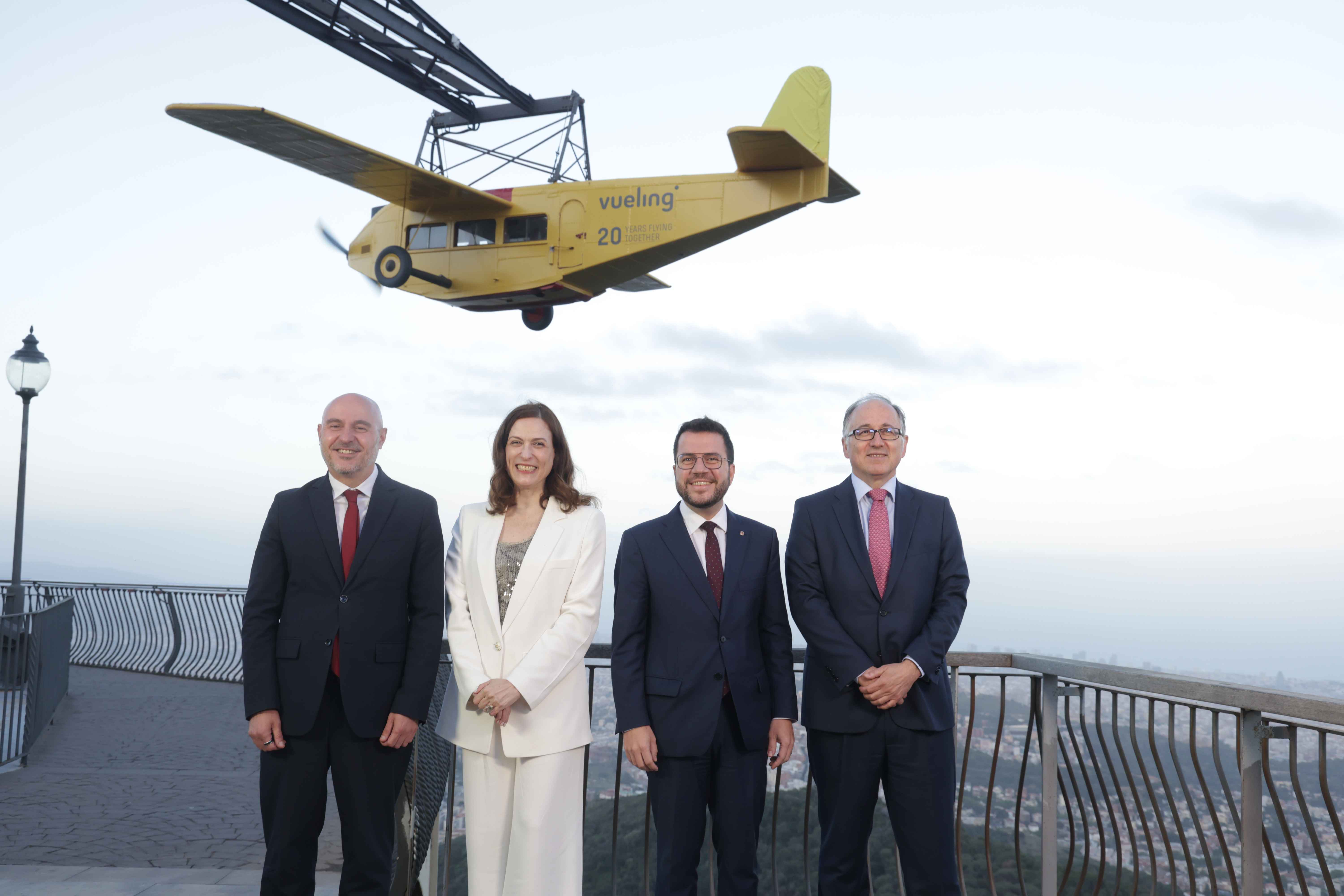 D'esquerra a dreta: Carlos Prieto, delegat del Govern de Catalunya; Carolina Martinoli, presidenta i CEO de Vueling; Pere Aragonès, president de la Generalitat de Catalunya en funcions; Luis Gallego, conseller delegat d'IAG