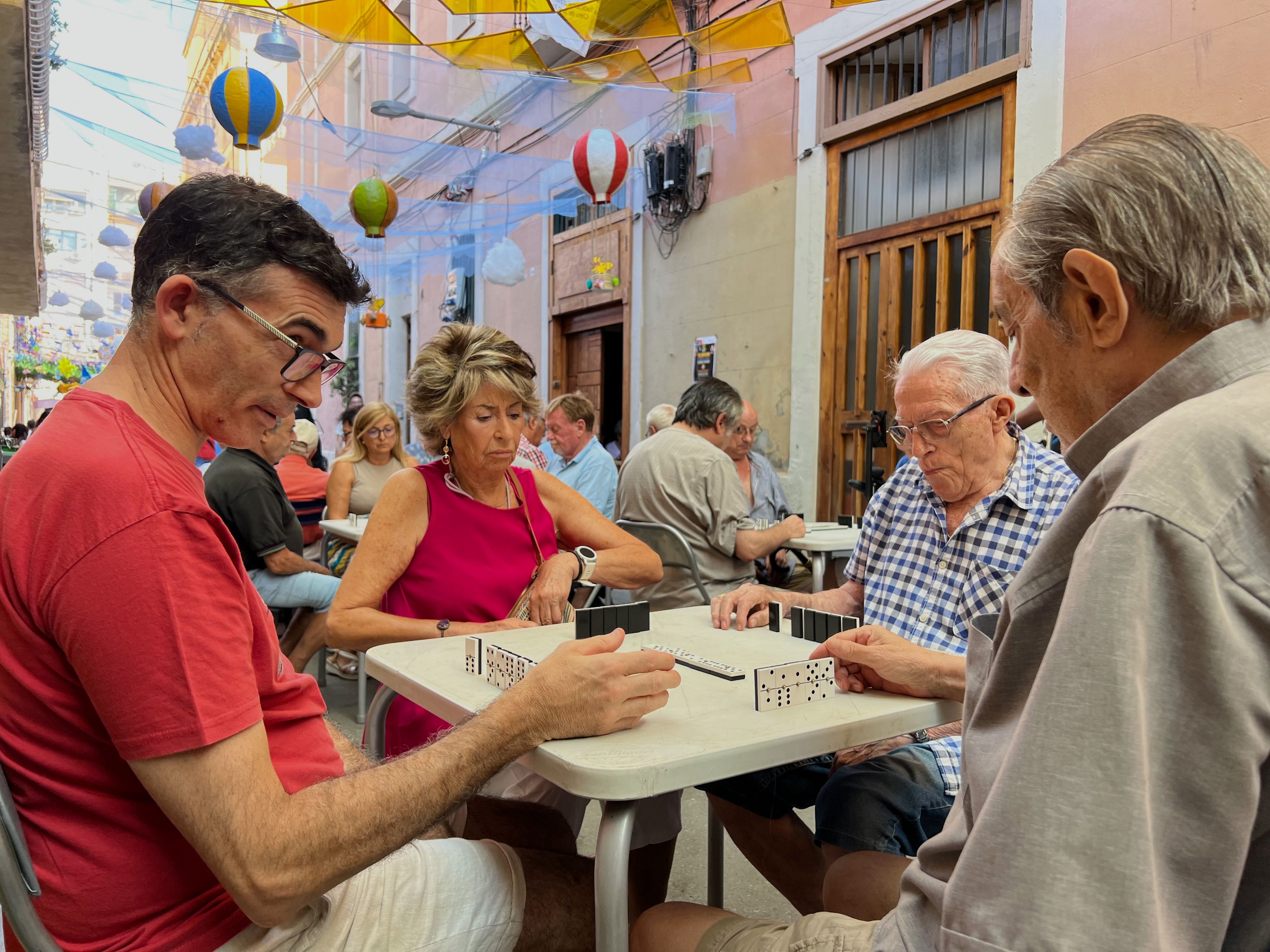 Veïns jugant al dòmino a les festes de Gràcia de Barcelona | ACN